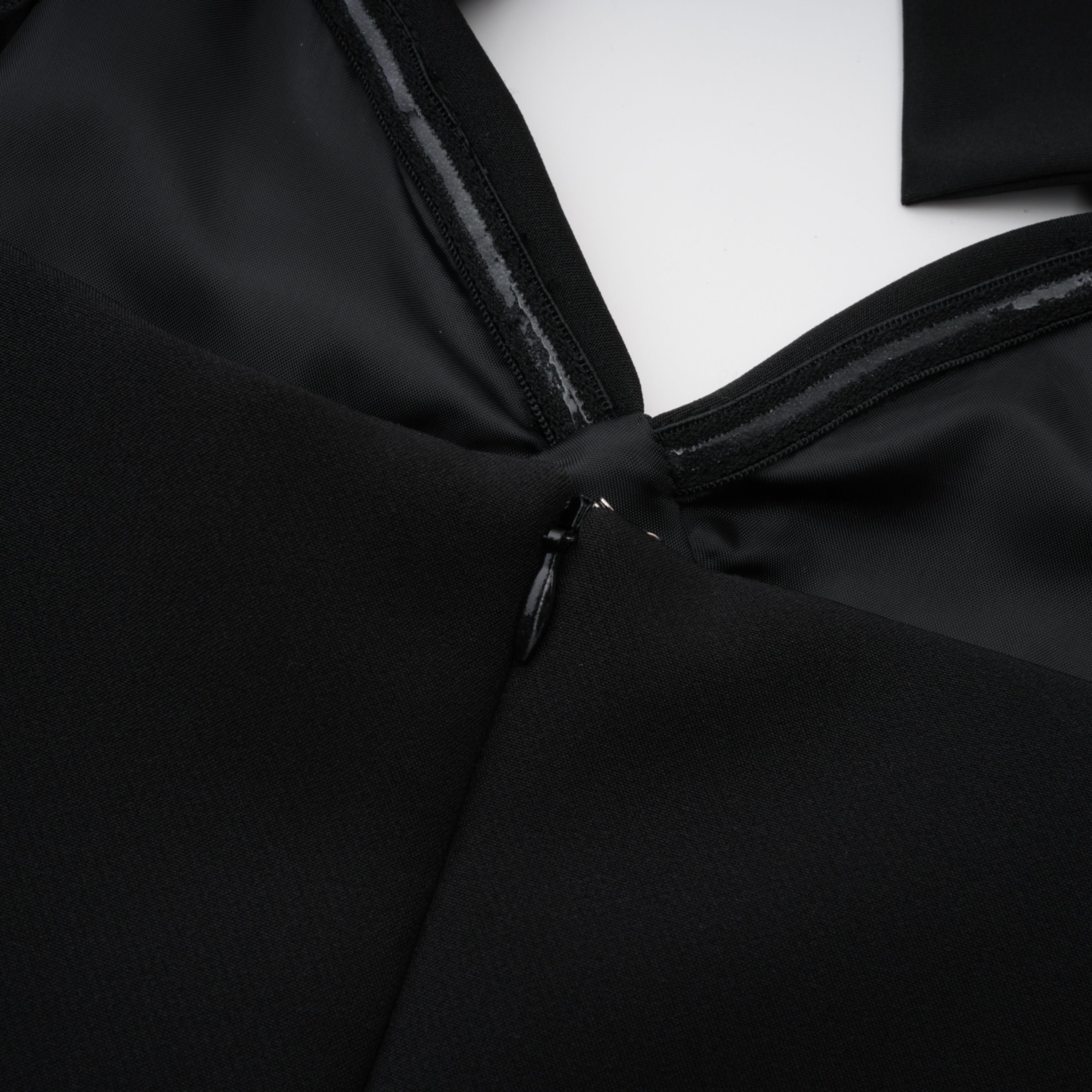 Vestido largo de novia en negro con paneles de encaje, estilo maxi y diseño elegante, con detalles delicados en encaje negro.