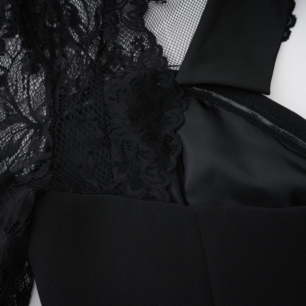 Vestido largo de novia en encaje negro con paneles, diseño elegante y sofisticado, muestra la parte superior y detalles del vestido.