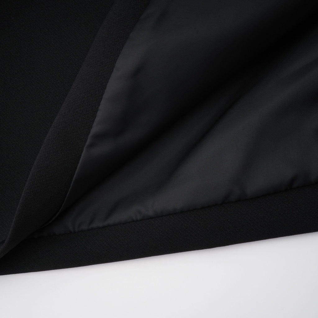 Vestido largo de novia negro con panel de encaje, estilo maxi y diseño elegante, de la marca Bridal.