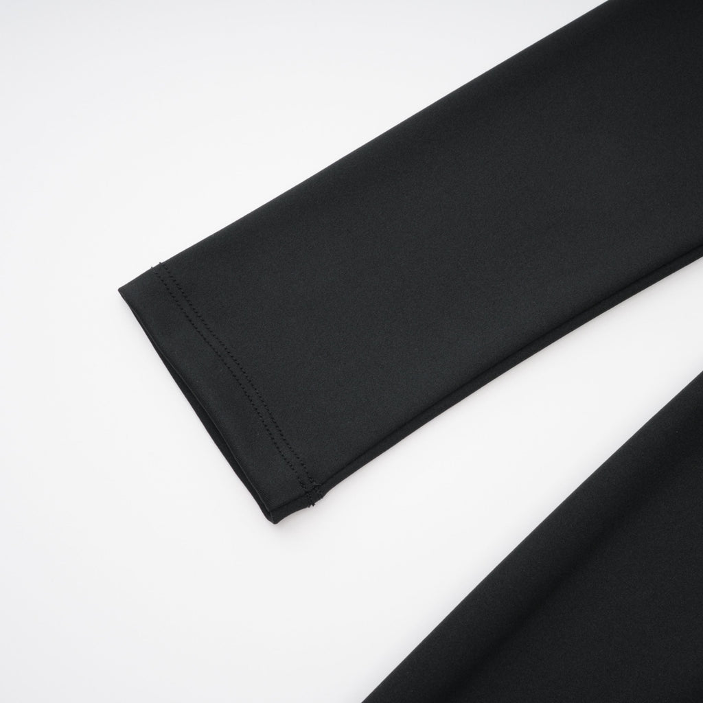 Mono negro de novia Gianina, con escote en V profundo y diseño drapeado, mostrando la tela y el corte elegante.