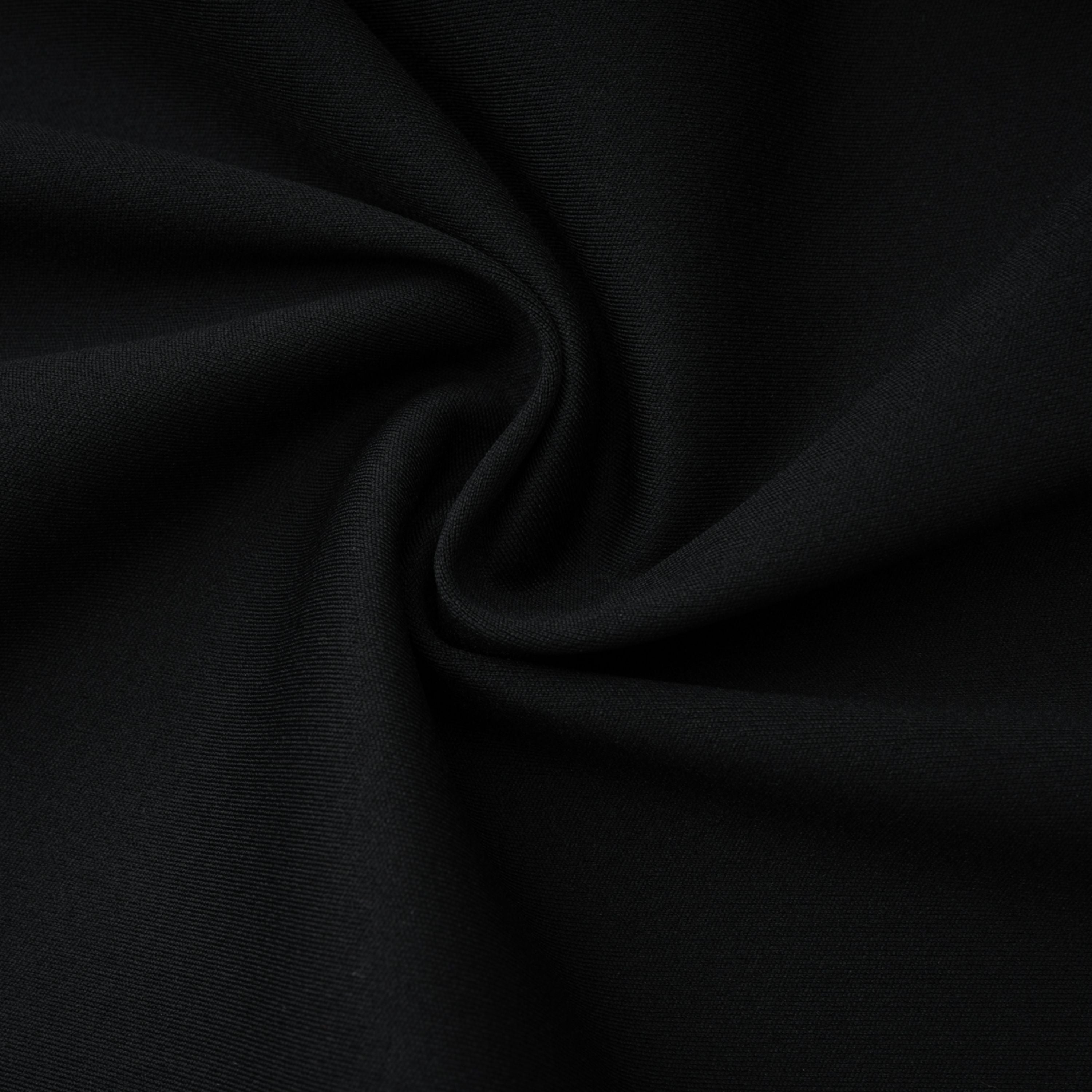 Mono negro Gianina de Bridal con escote en V profundo y drapeado, mostrando el diseño elegante y sofisticado del conjunto.