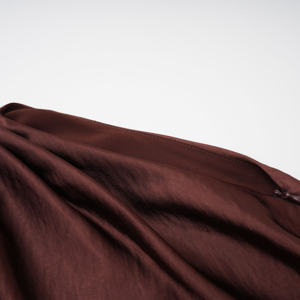 Vestido maxi de satén marrón asimétrico con fruncido de Luisa Brown, diseñado para ocasiones elegantes.