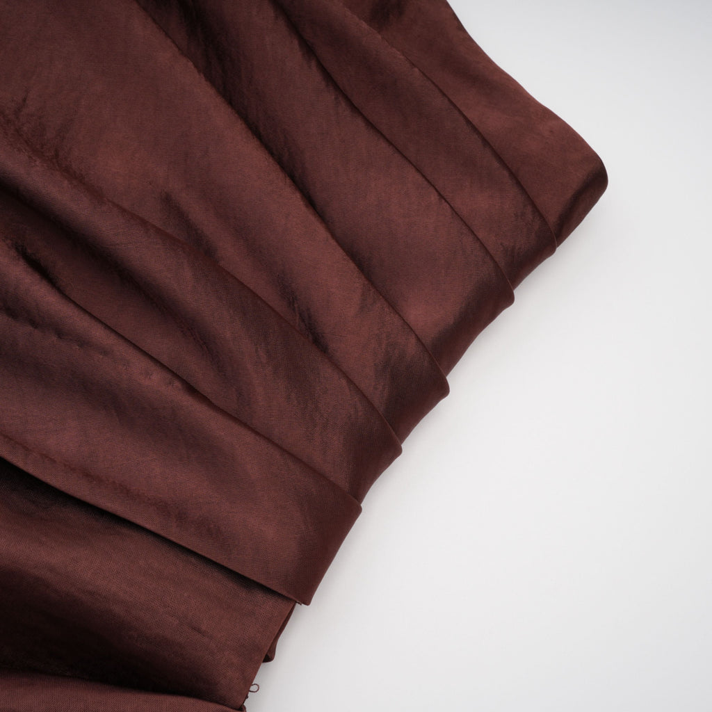 Vestido largo de satén marrón asimétrico con fruncido, diseñado por Final Sale, mostrando su estilo elegante y moderno.