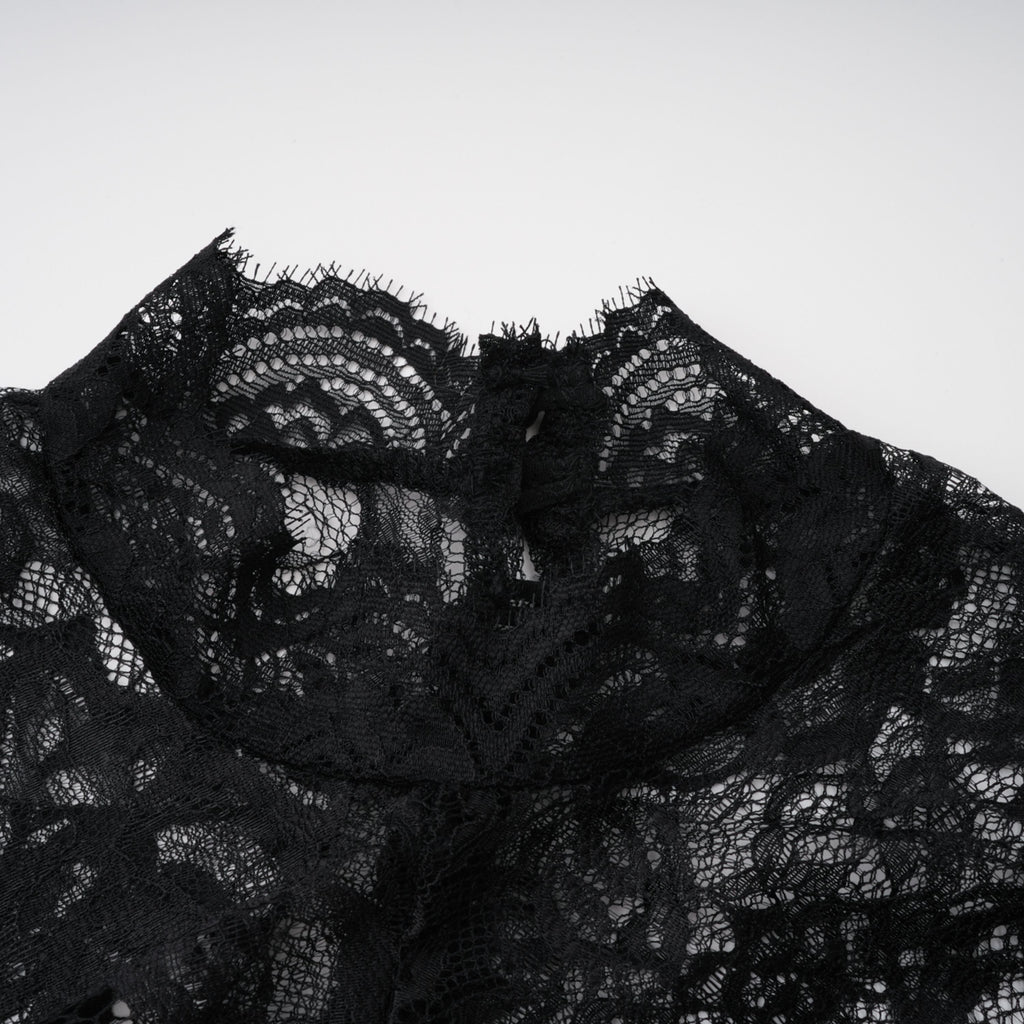 Vestido largo de novia Bokamoso con panel de encaje negro y diseño elegante, visto desde el frente en imagen clara y detallada.
