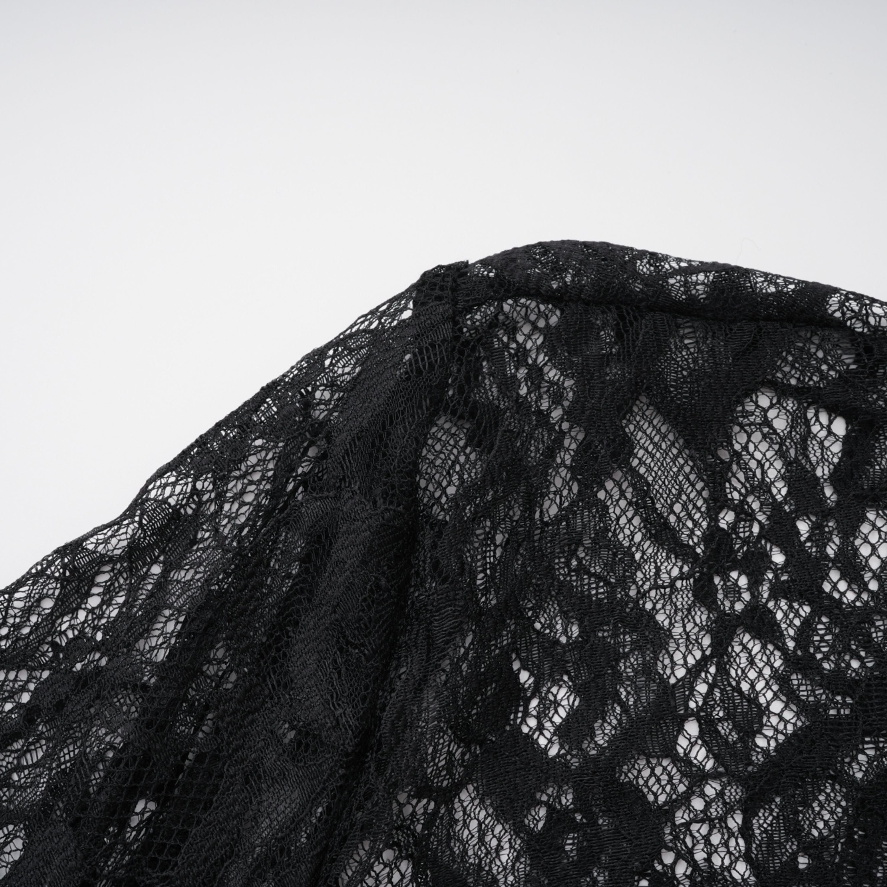 Vestido largo de noche negro con panel de encaje de la marca Bridal, estilo maxi y elegante, mostrado en la imagen.