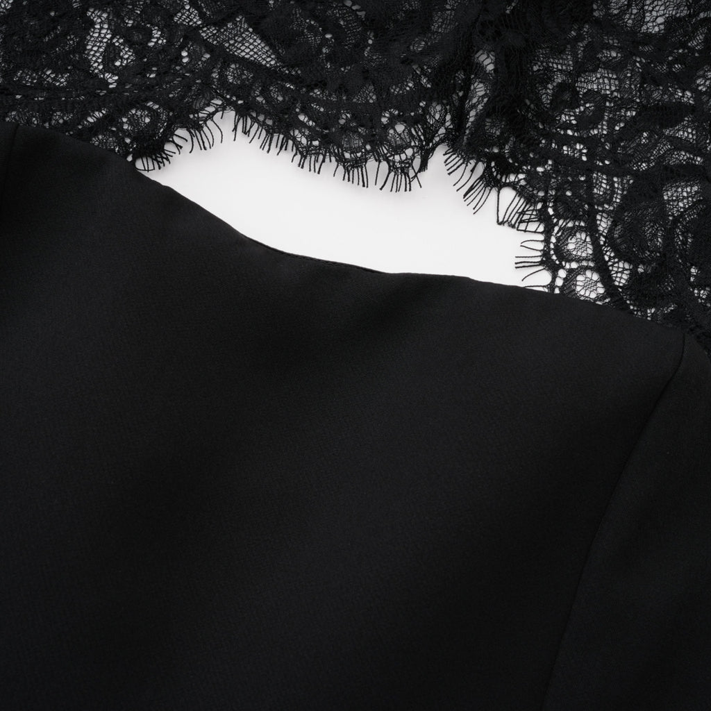 Vestido largo de novia Bokamoso en color negro con paneles de encaje, elegante y sofisticado para bodas.
