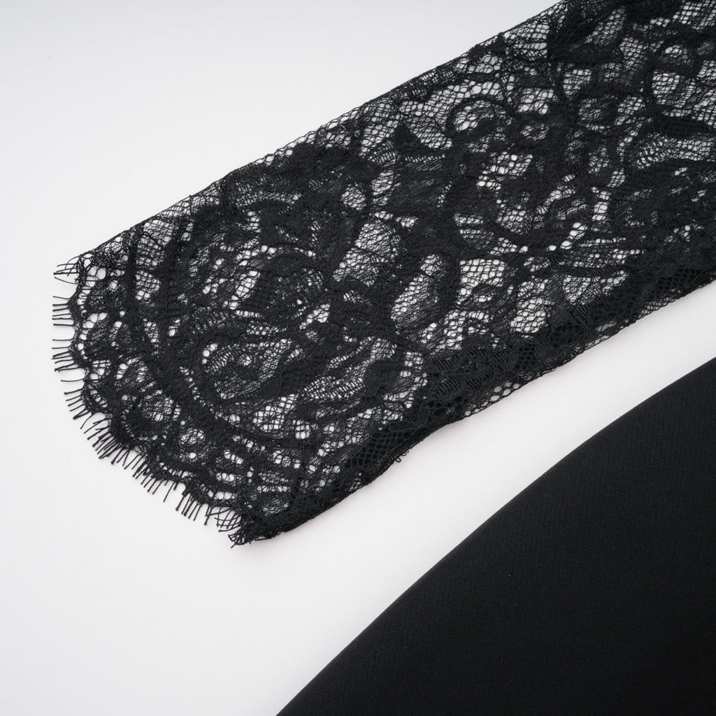 Vestido largo de novia Bokamoso Black Lace Panel Maxi Gown con encaje negro y diseño elegante en la imagen.