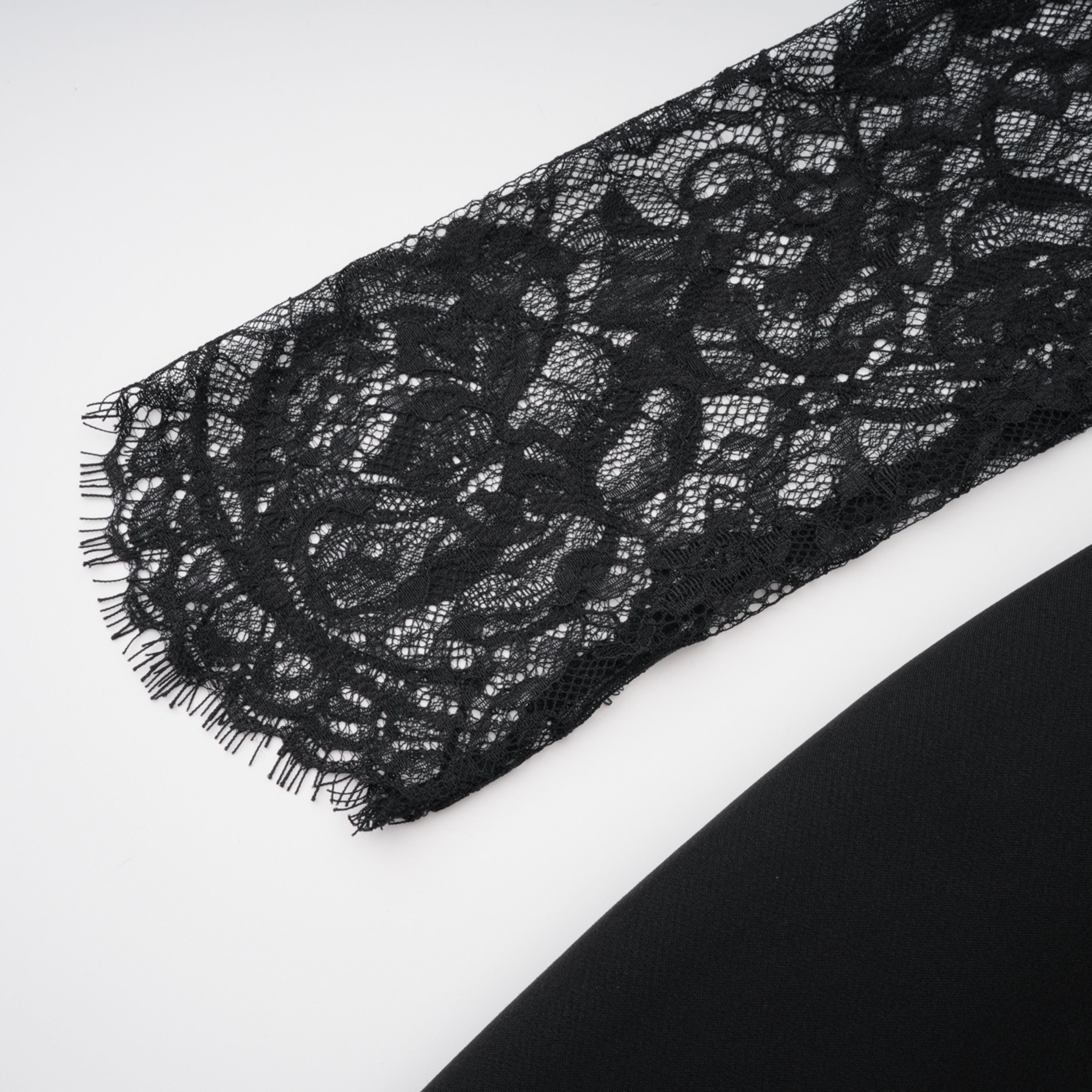 Vestido largo de novia Bokamoso Black Lace Panel Maxi Gown con encaje negro y diseño elegante en la imagen.