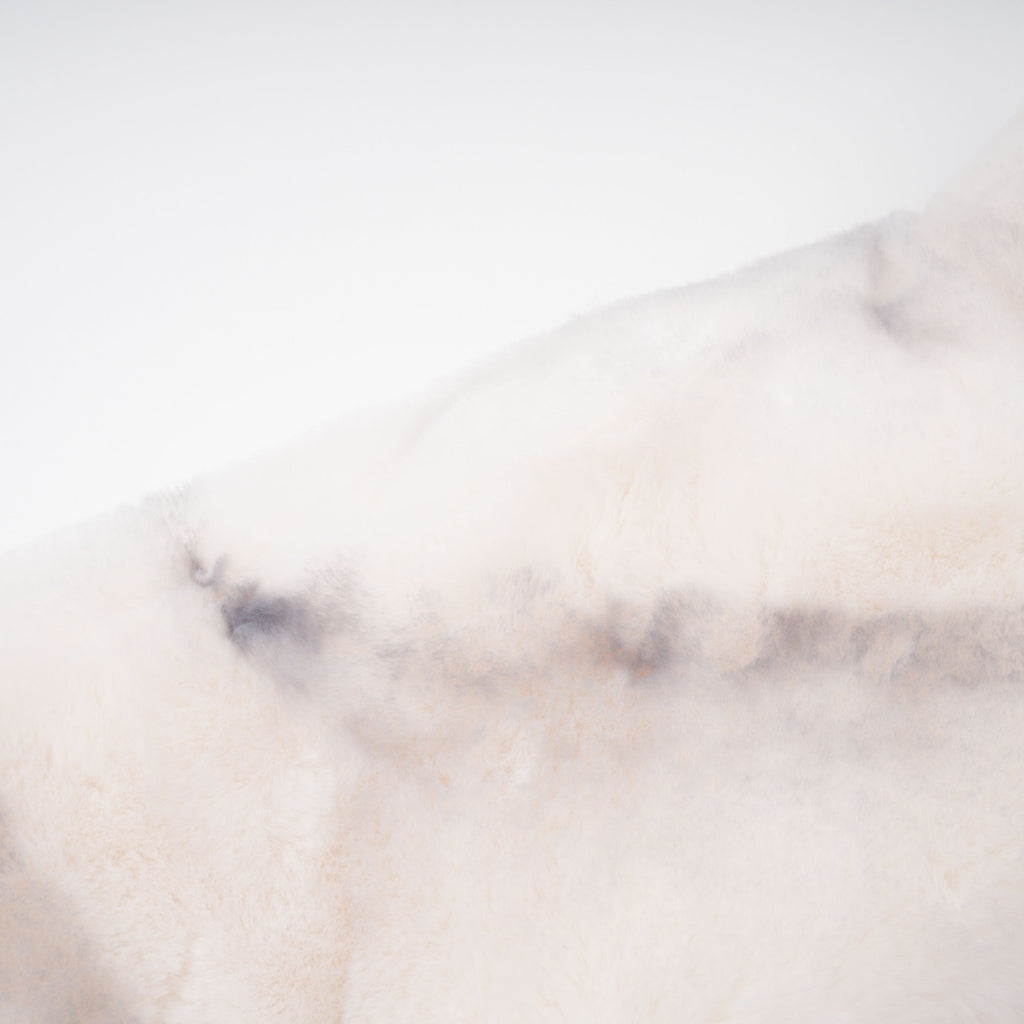 Abrigo corto de peluche falso con degradado blanco de la marca Bridal, mostrando textura suave y diseño elegante.