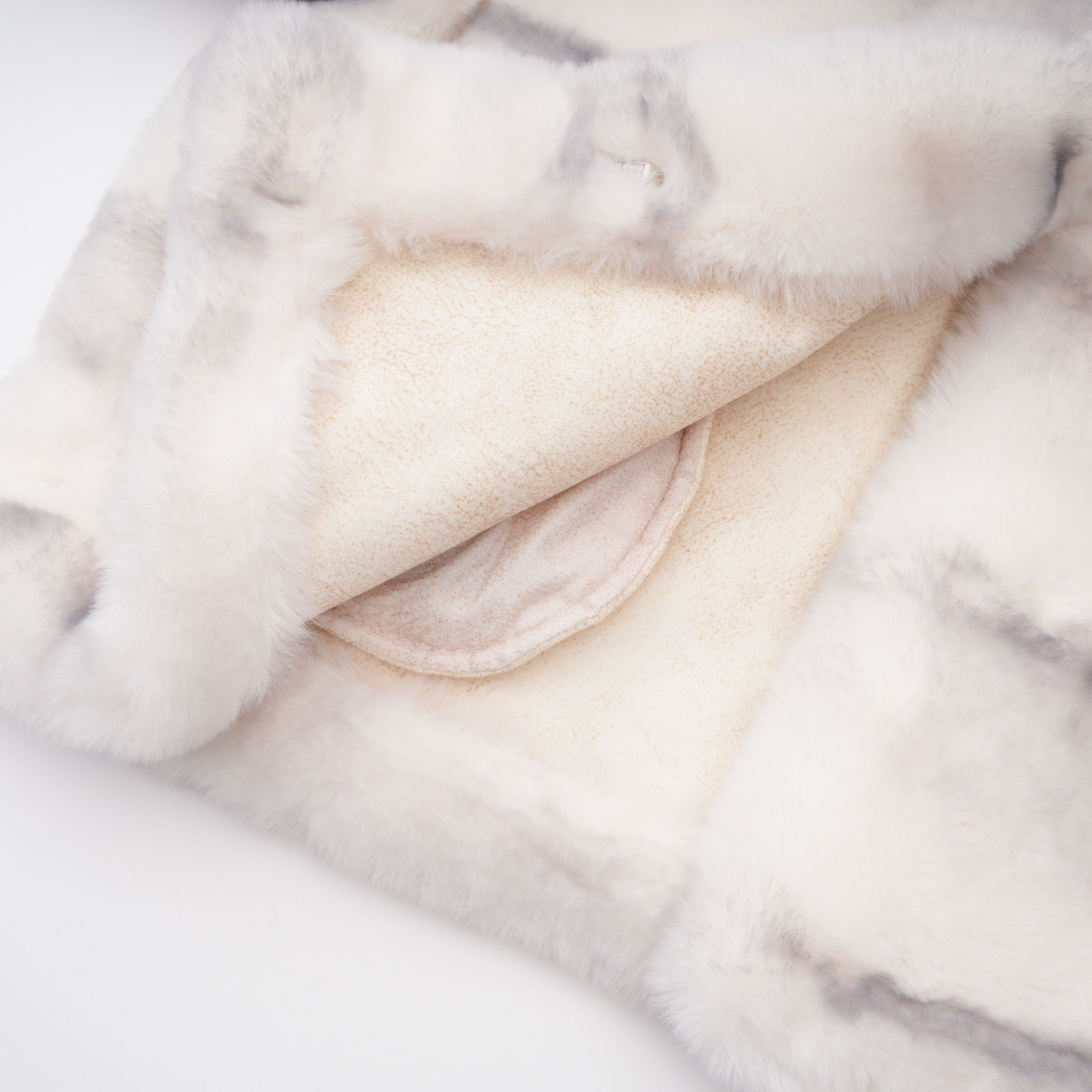 Abrigo corto de felpa sintética con degradado blanco de la marca Bridal, con textura suave y estilo elegante.