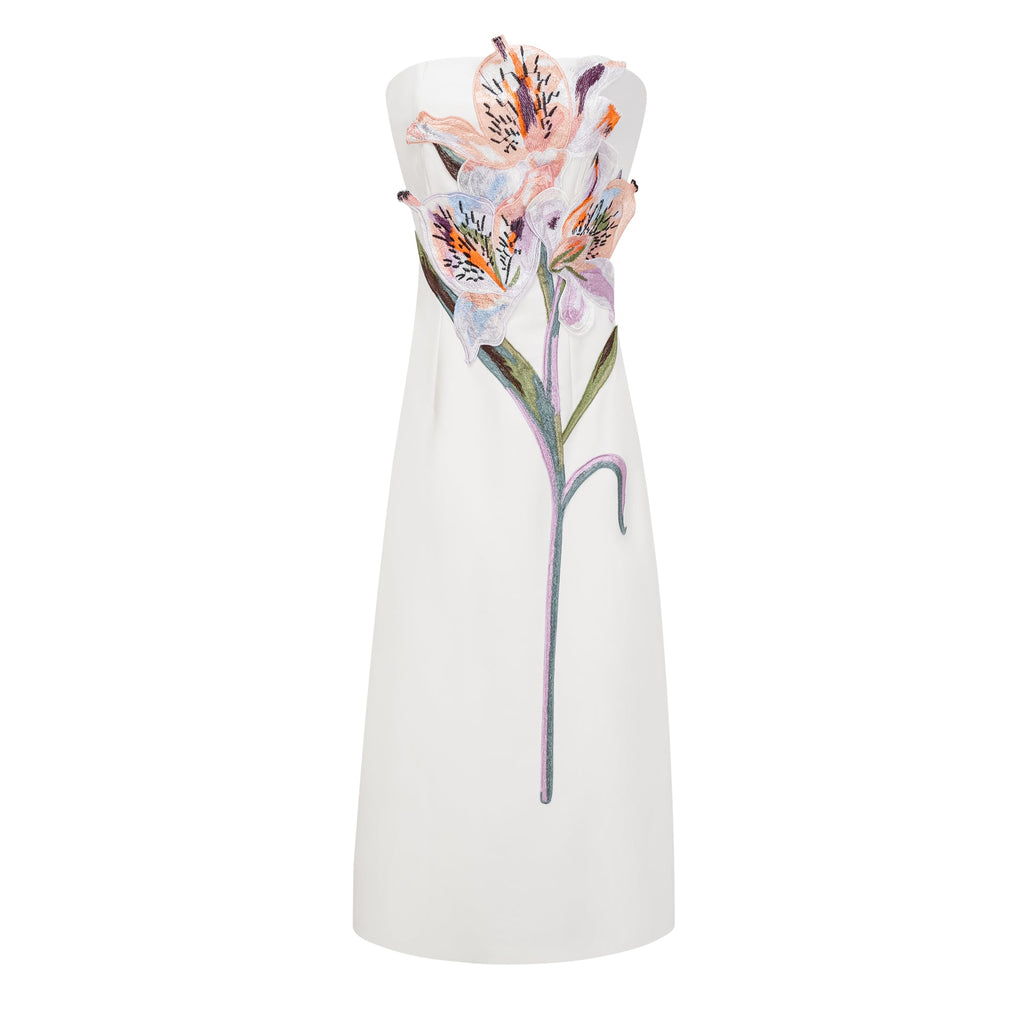 Vestido maxi blanco con bordados florales de otoño de la marca Bridal, con detalles elegantes y estilo romántico.