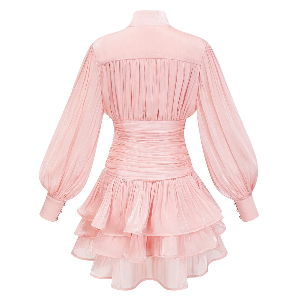 Vestido corto rosa de alta cuello y detalles de volantes de la marca Bridal, con diseño elegante y femenino.