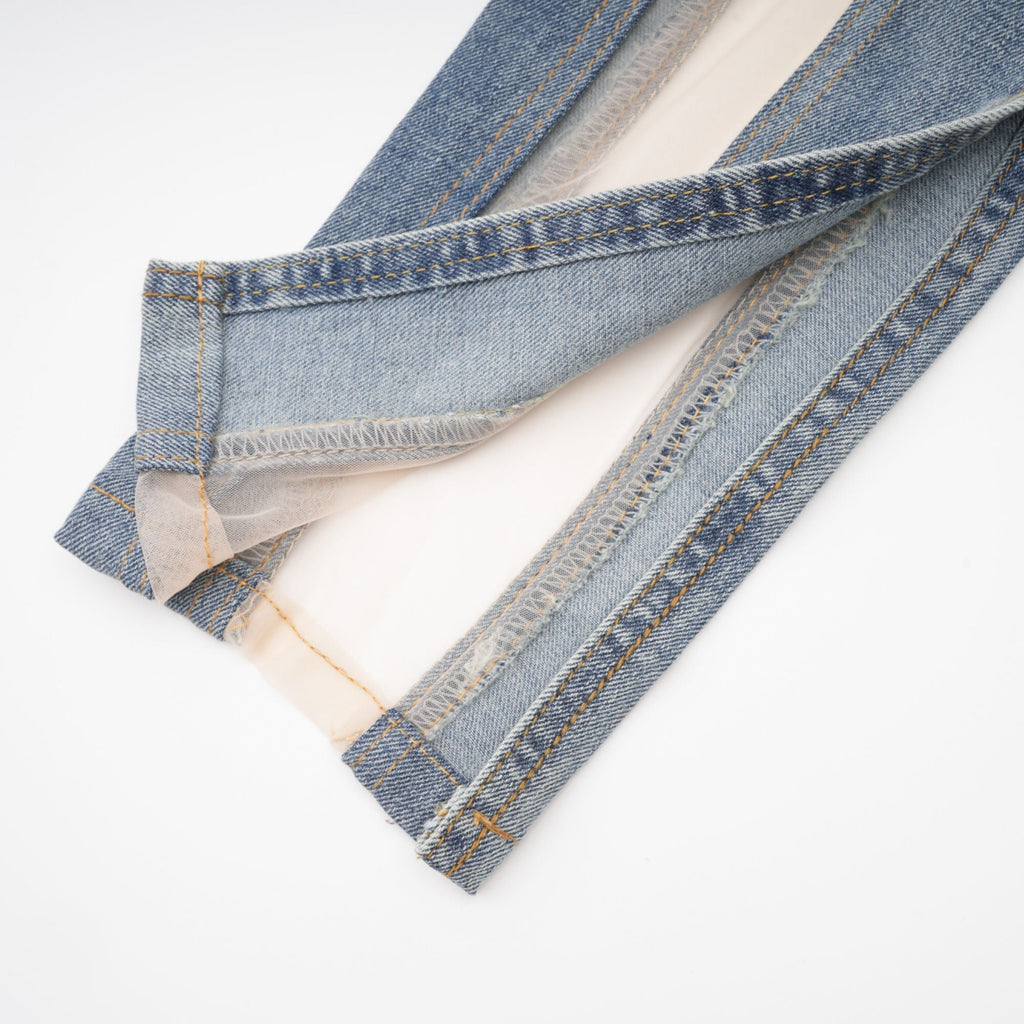 Jeans de paneles transparentes Aélis de la marca Final Sale, estilo ajustado y moderno, en color azul claro.