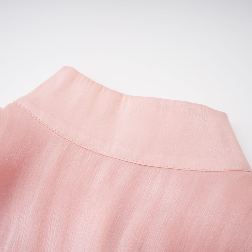 Vestido mini rosa de encaje con cuello alto y detalles de volantes de la marca Bridal, vista frontal en la imagen.
