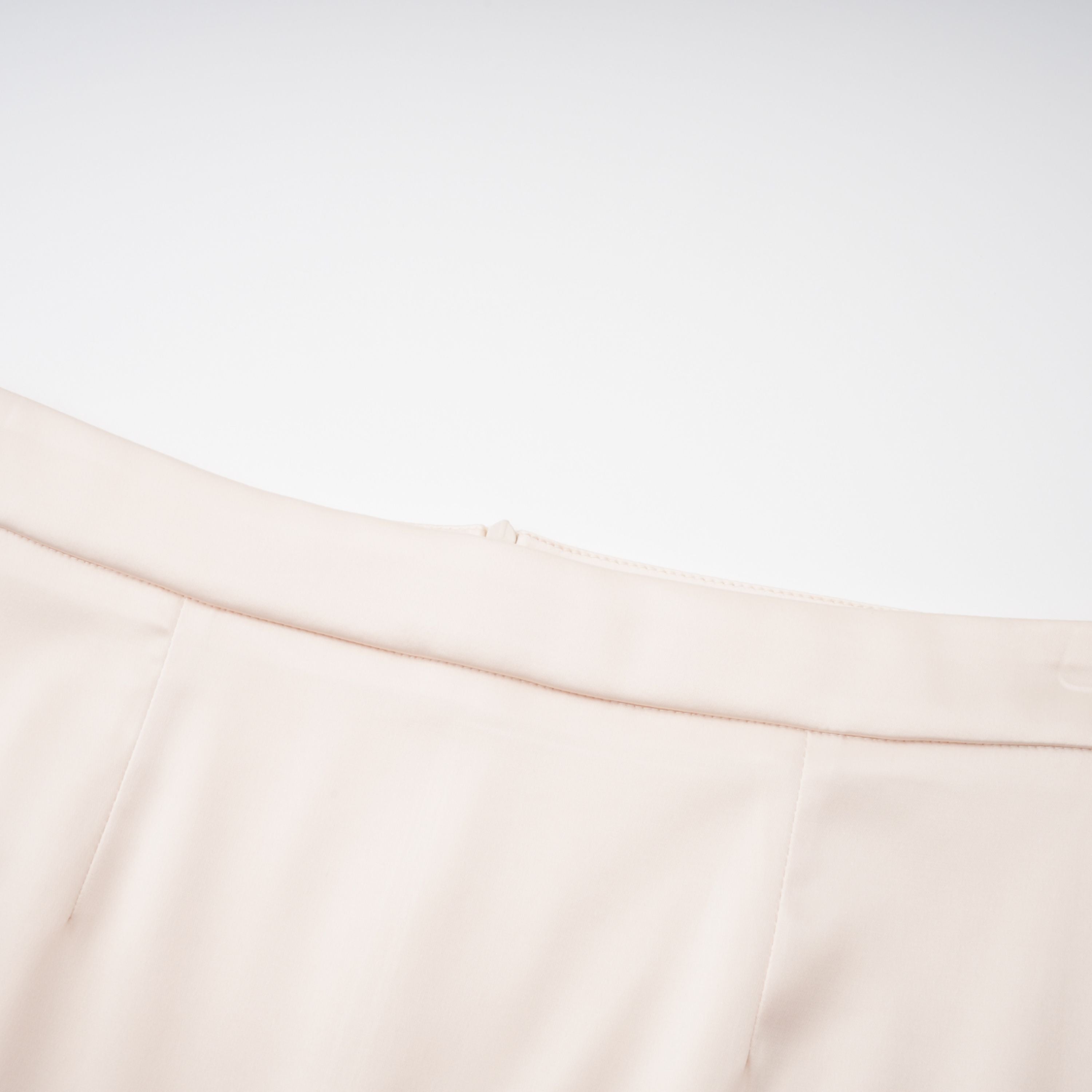 Conjunto de blusa con cuello alto neutro y falda sirena de Final Sale, mostrados en una imagen con fondo neutro.