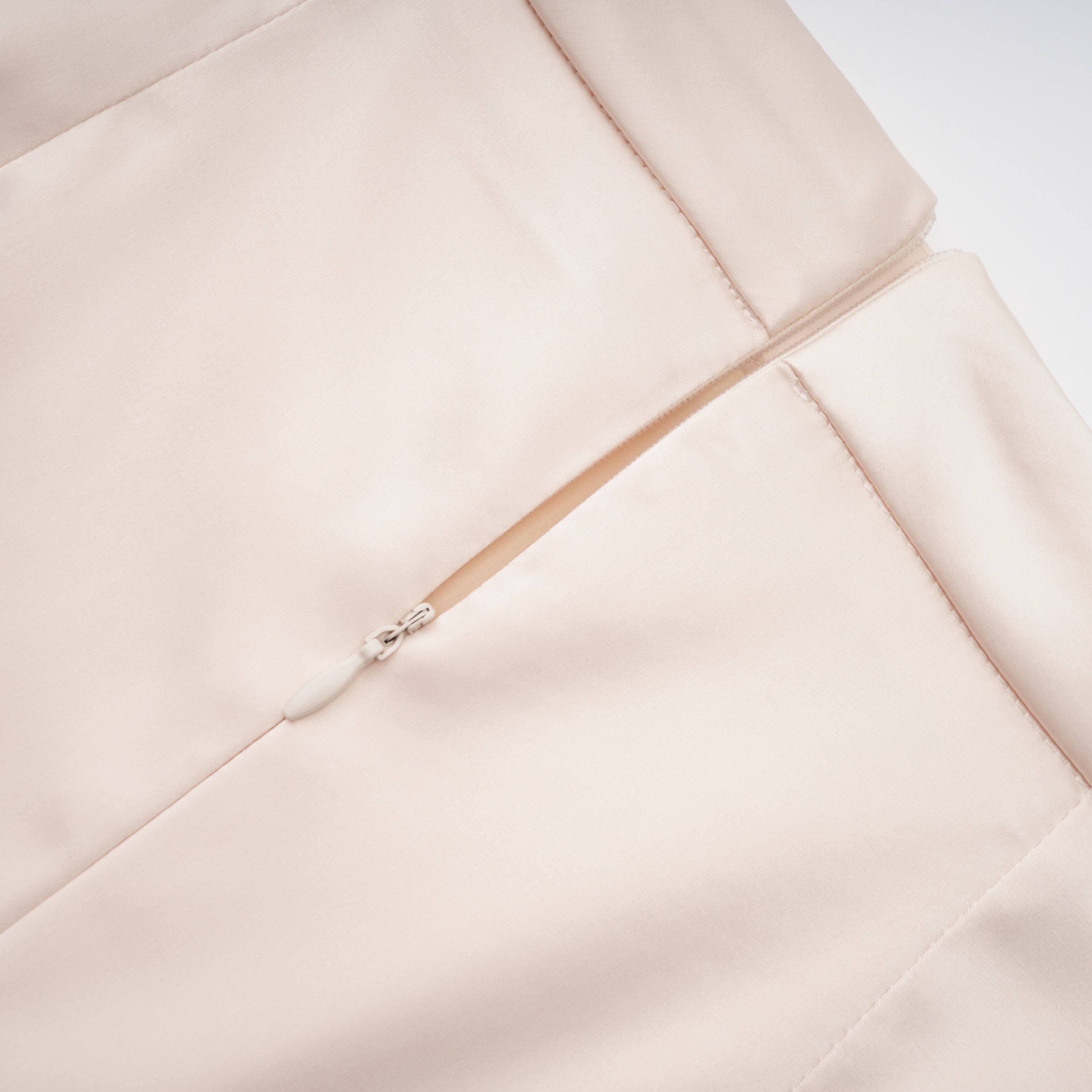Conjunto de blusa de cuello alto neutro y falda sirena de Bridal, vista frontal con detalles elegantes y tejido suave