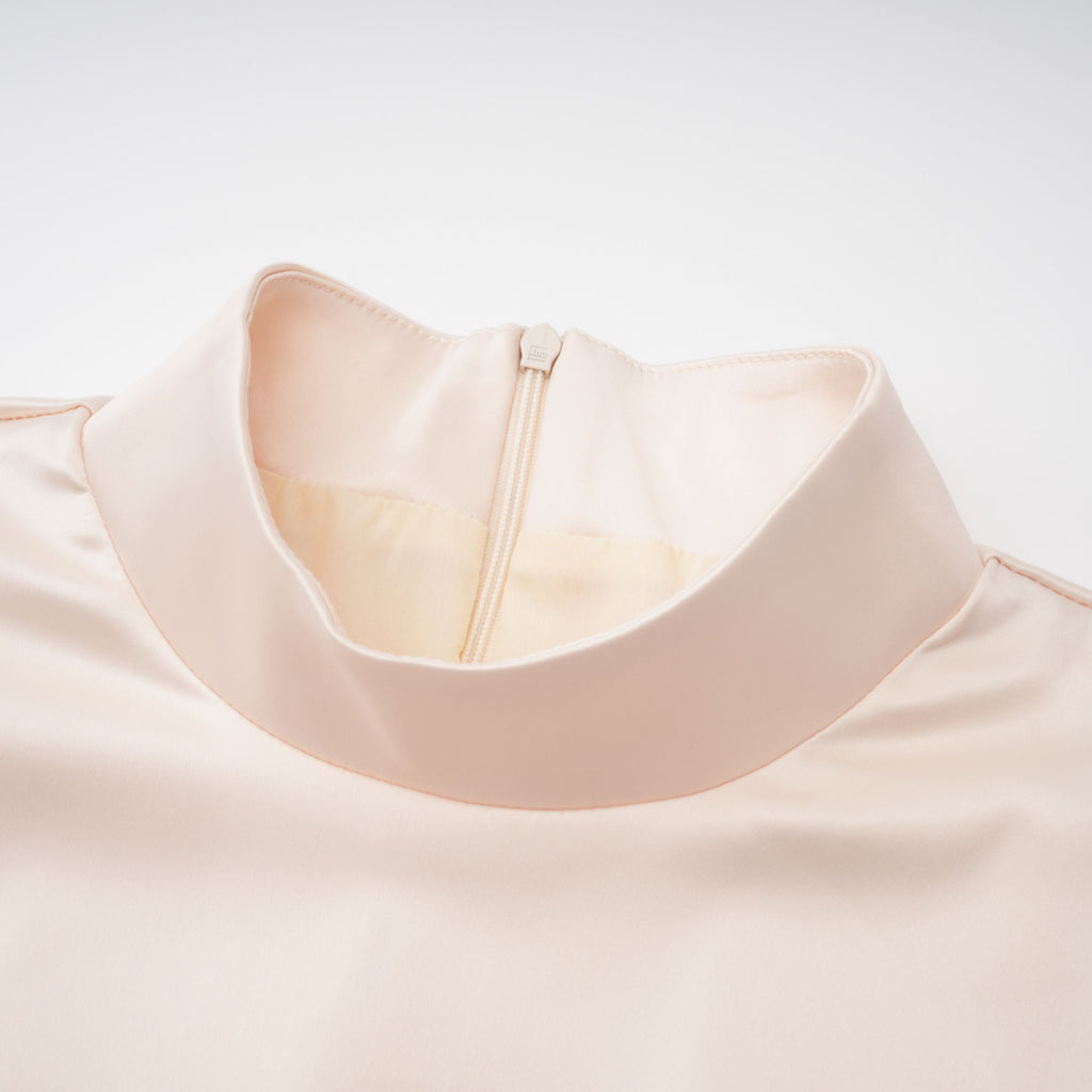 Conjunto de blusa de cuello alto neutro y falda sirena de la marca Final Sale, vista frontal en color neutro.