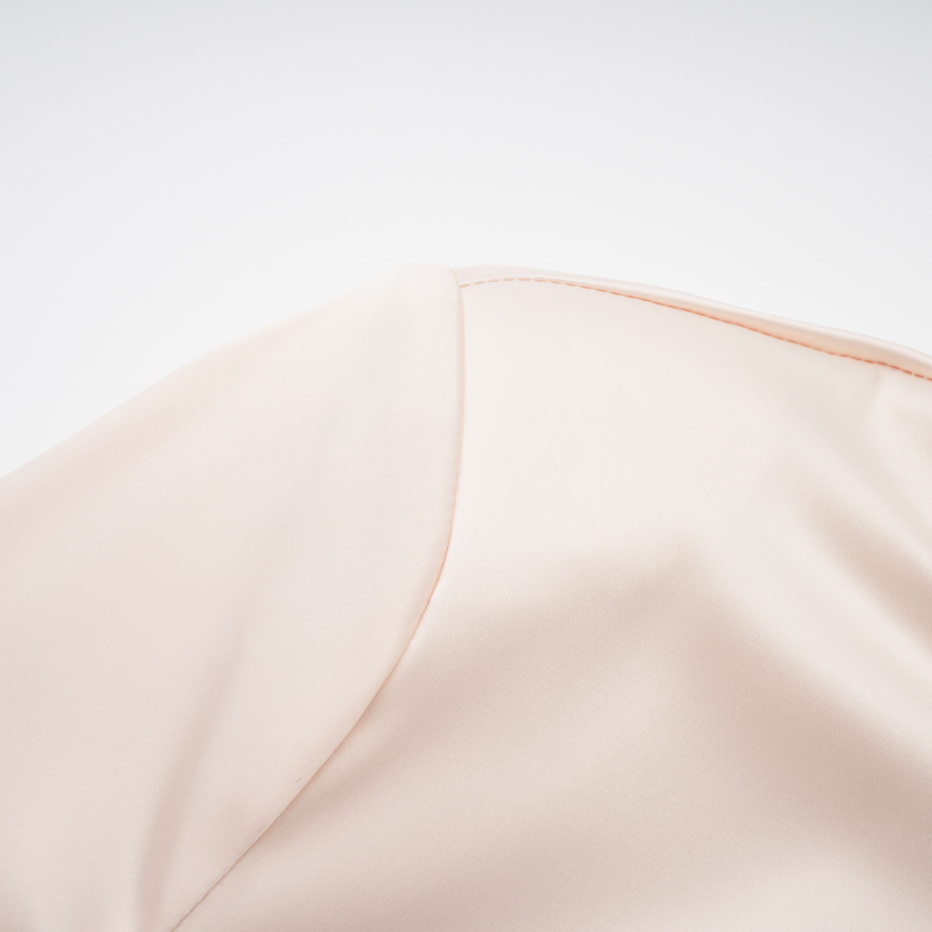 Conjunto de blusa de cuello alto neutro y falda sirena de la marca Final Sale, vista frontal en la imagen.