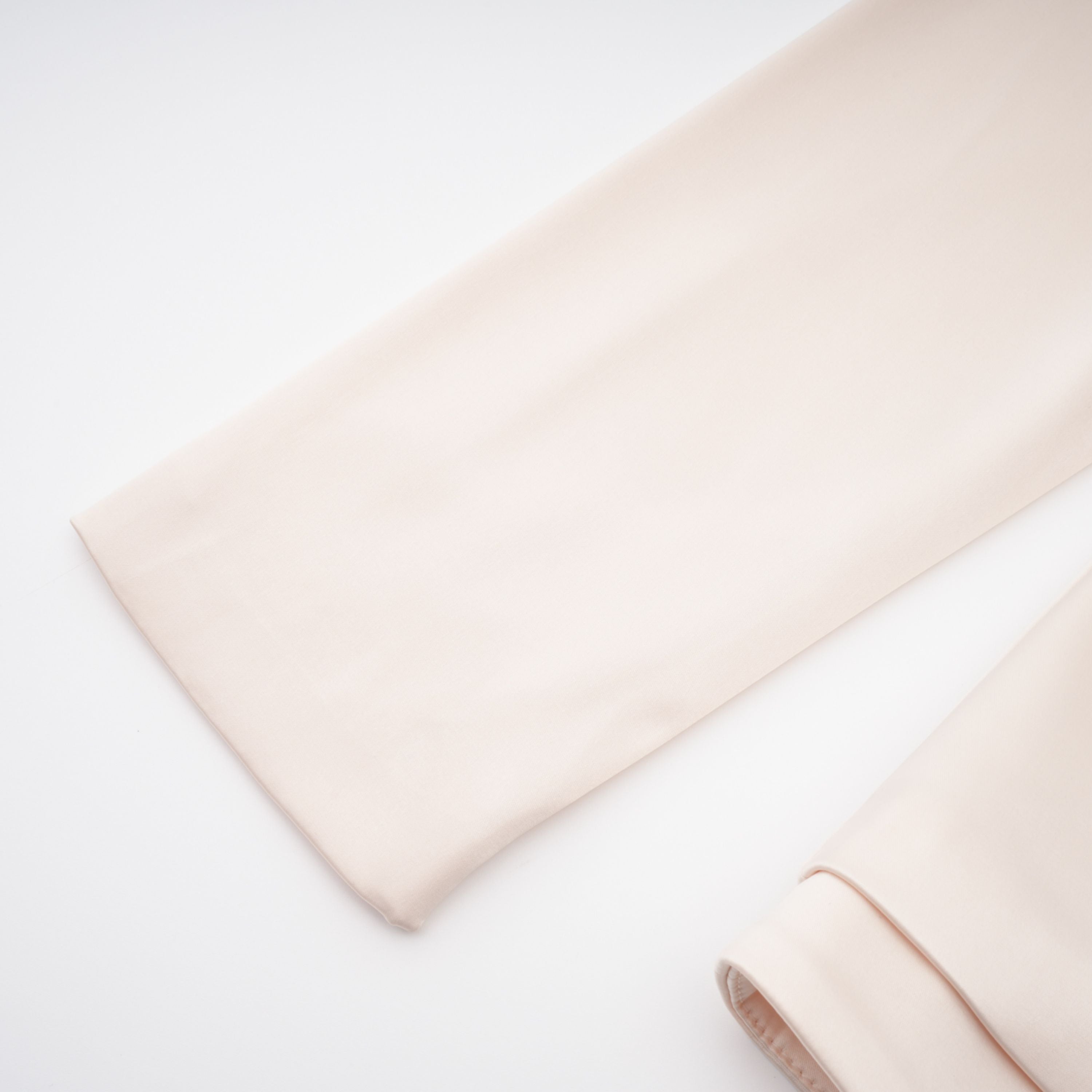Conjunto de blusa de cuello alto neutro y falda sirena de Bridal, vestido elegante para ocasiones especiales, en tonos neutros.