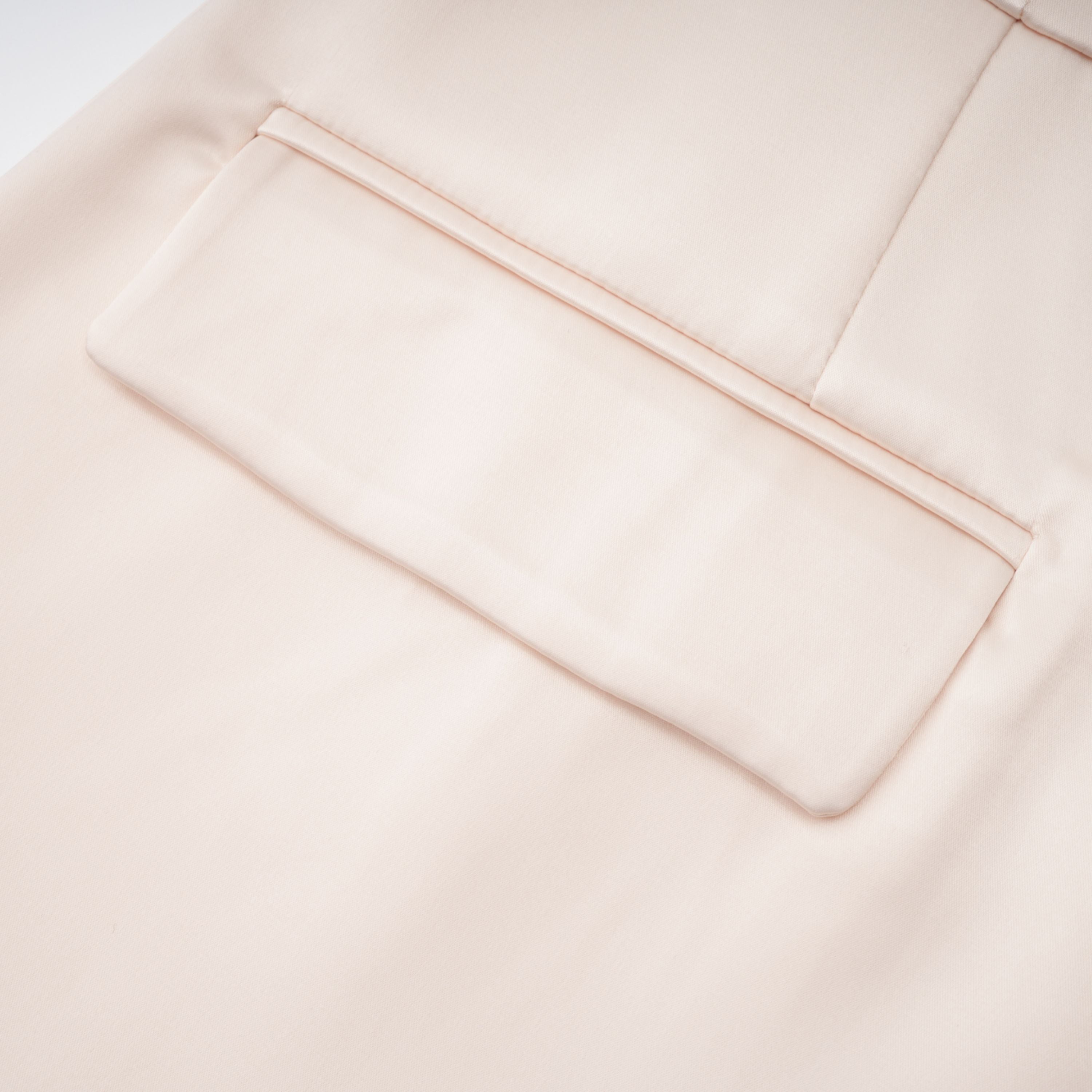 Conjunto de blusa de cuello alto neutral y falda sirena de la marca Final Sale, en color neutro y estilo elegante.