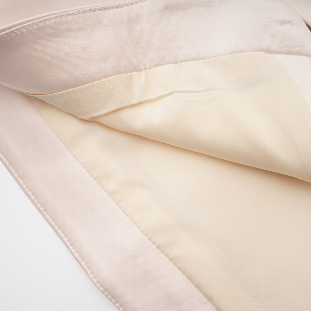 Conjunto de blusa neutra con cuello alto y falda sirena de la marca Bridal, mostrando la textura y el diseño elegante de las prendas.