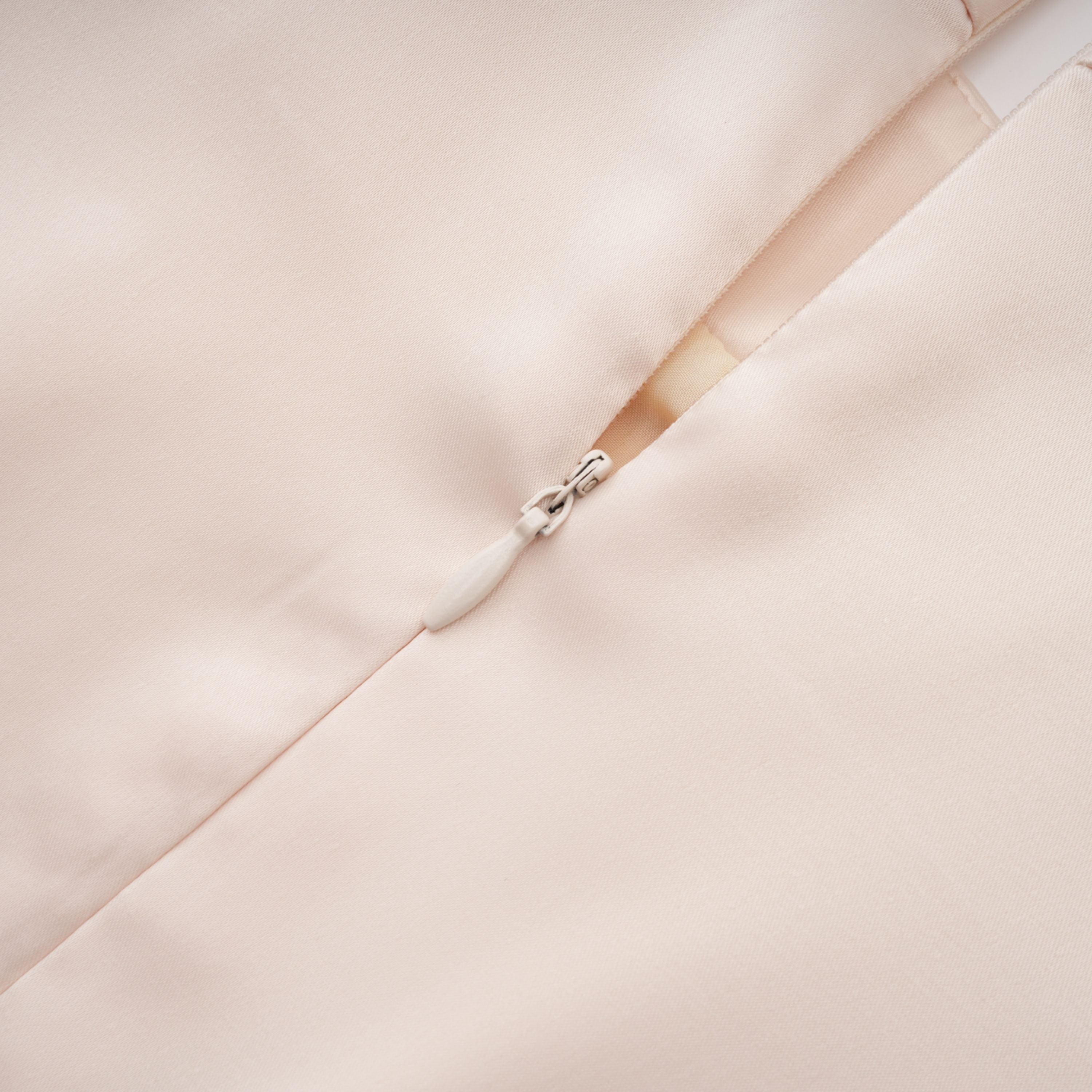 Conjunto de blusa de cuello alto neutro y falda sirena de la marca Bridal, mostrando detalles de tela y diseño elegante.