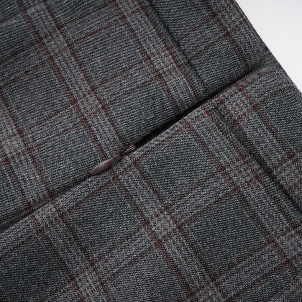 Conjunto de blazer y falda a cuadros gris Serena de Final Sale, con detalles cortados, en vista frontal.