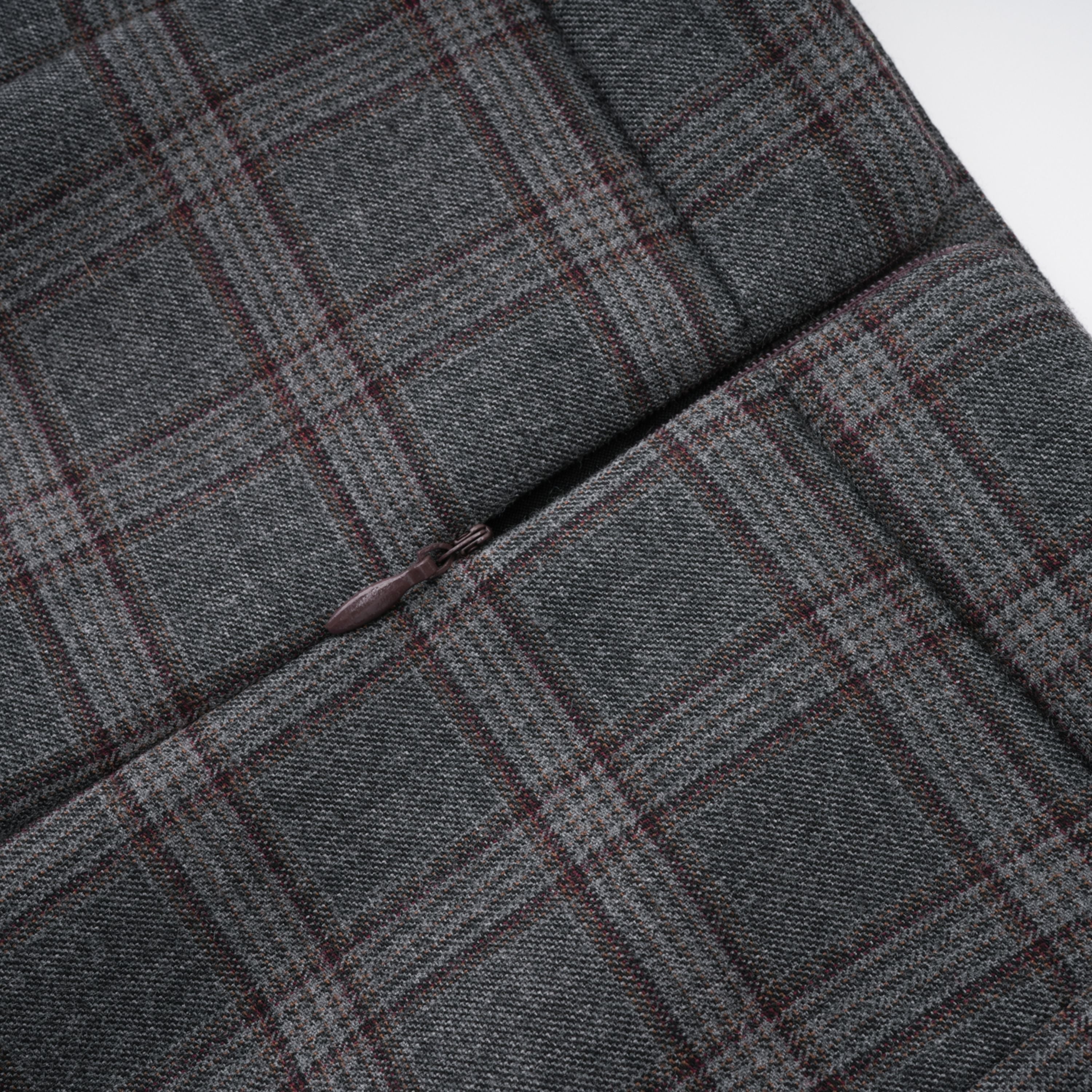 Conjunto de blazer y falda a cuadros gris Serena de Final Sale, con detalles cortados, en vista frontal.