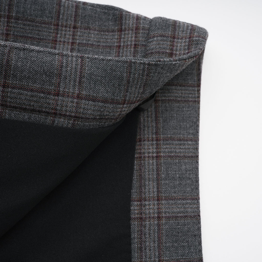Conjunto de blazer y falda a cuadros en gris de la marca Final Sale, con detalles de corte en la chaqueta y diseño elegante.