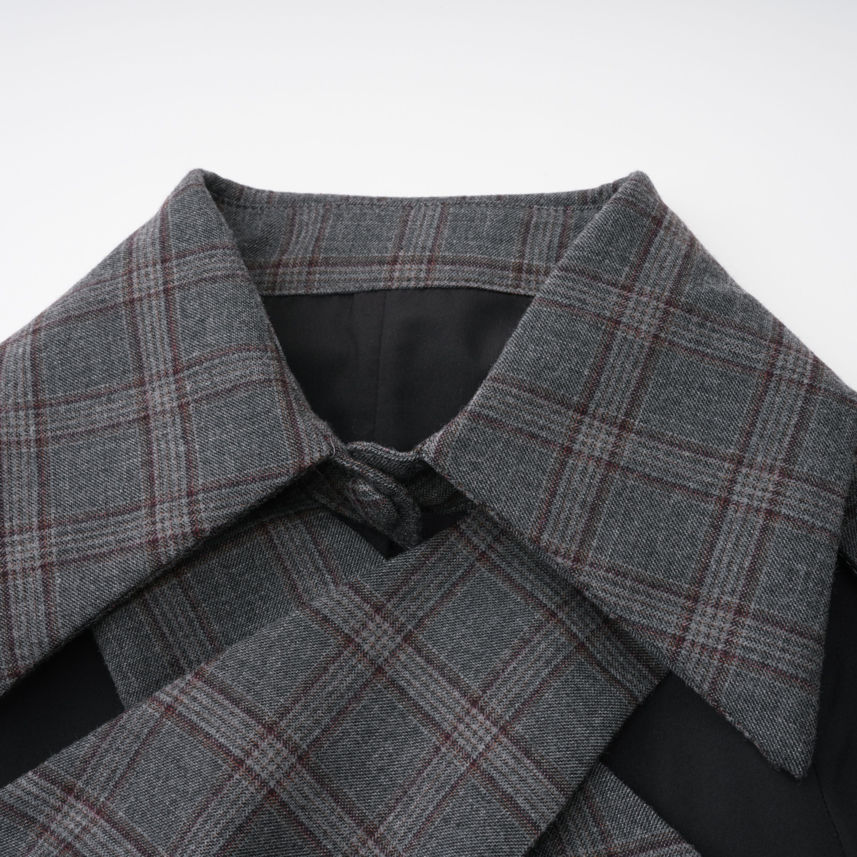 Conjunto de blazer y falda a cuadros en gris de Final Sale, estilo con detalles de recorte y diseño elegante.