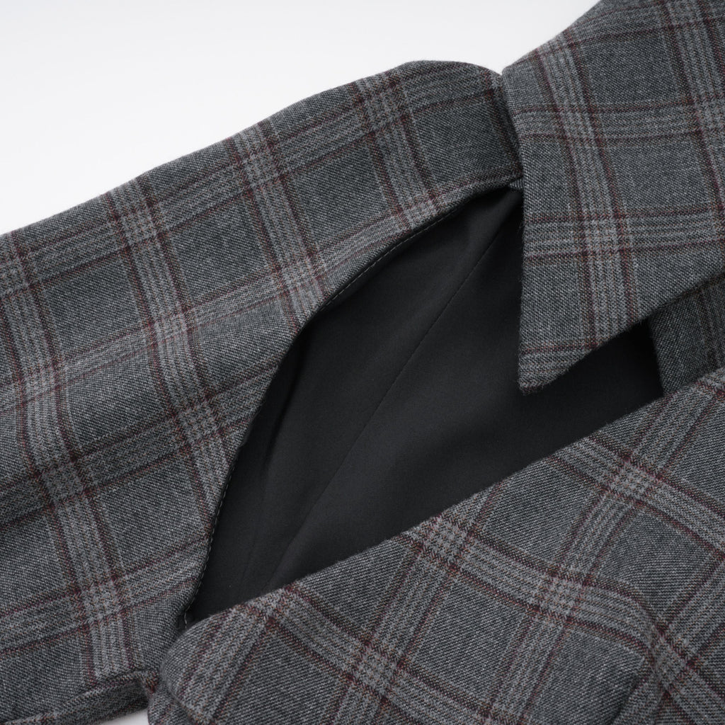 Conjunto de blazer y falda a cuadros en gris con recortes de la marca Bridal, estilo elegante y moderno.