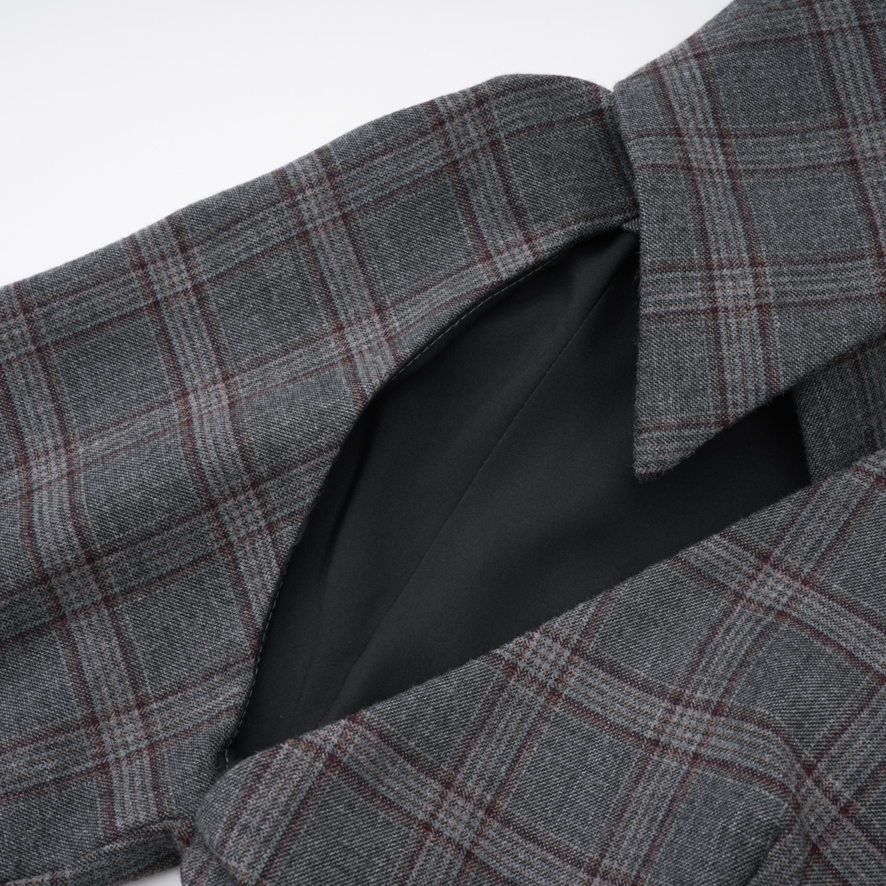 Conjunto de blazer y falda a cuadros en gris de la marca Final Sale, con detalles de corte en la chaqueta y estilo elegante.
