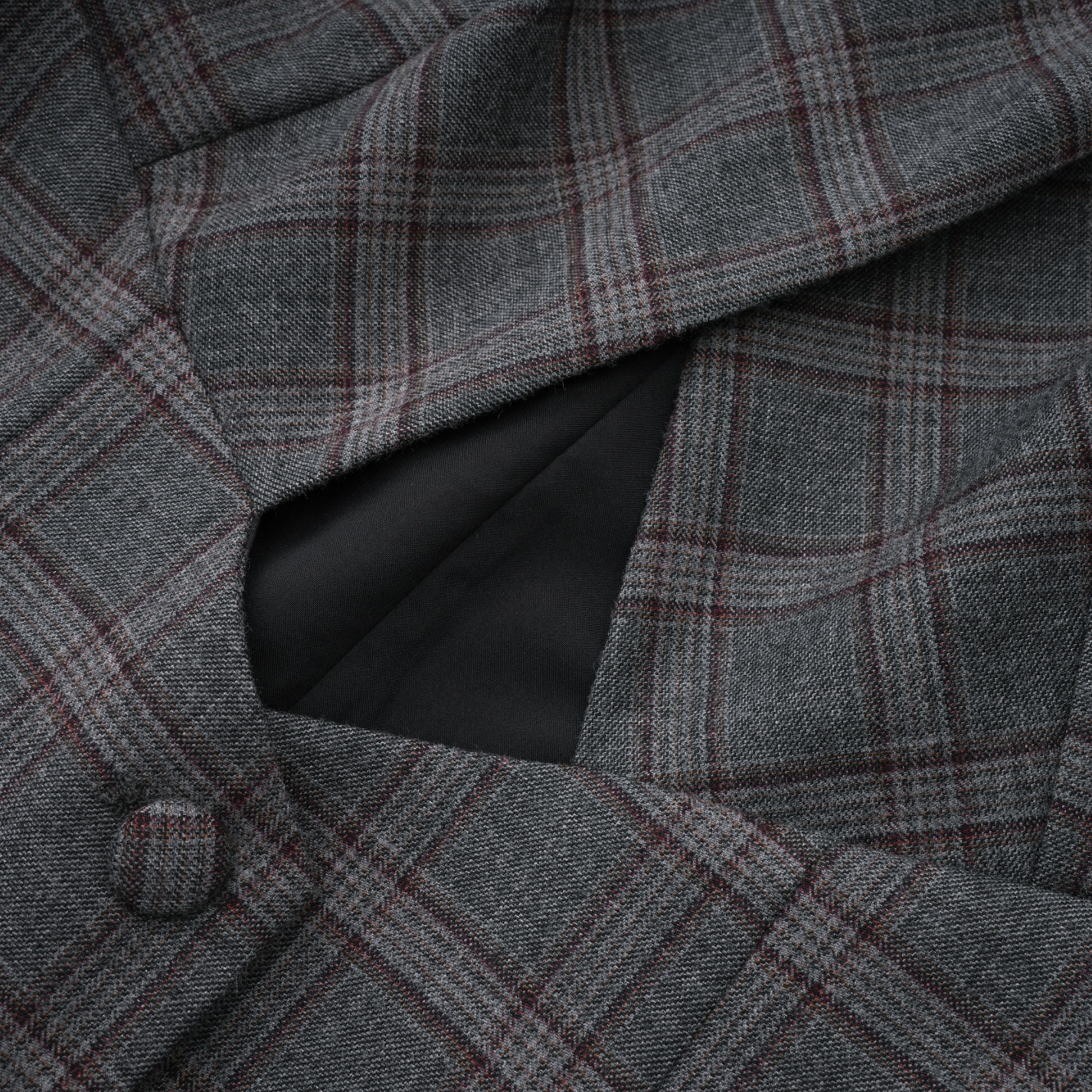 Conjunto blazer y falda a cuadros en gris de Final Sale, con detalles recortados, para un estilo elegante y moderno.