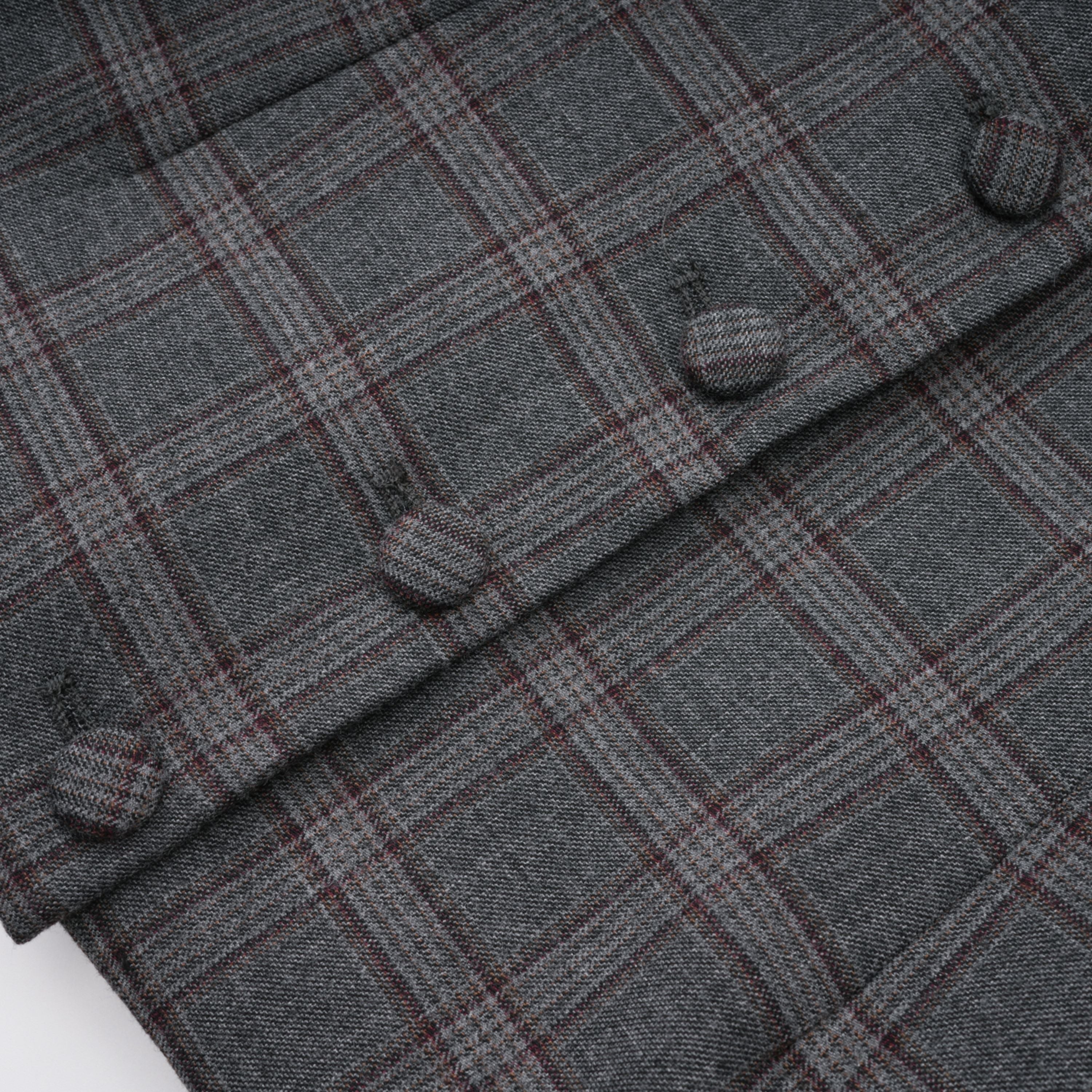 Conjunto de blazer y falda a cuadros gris Serena Final Sale, con detalles de recortes y ajuste elegante.