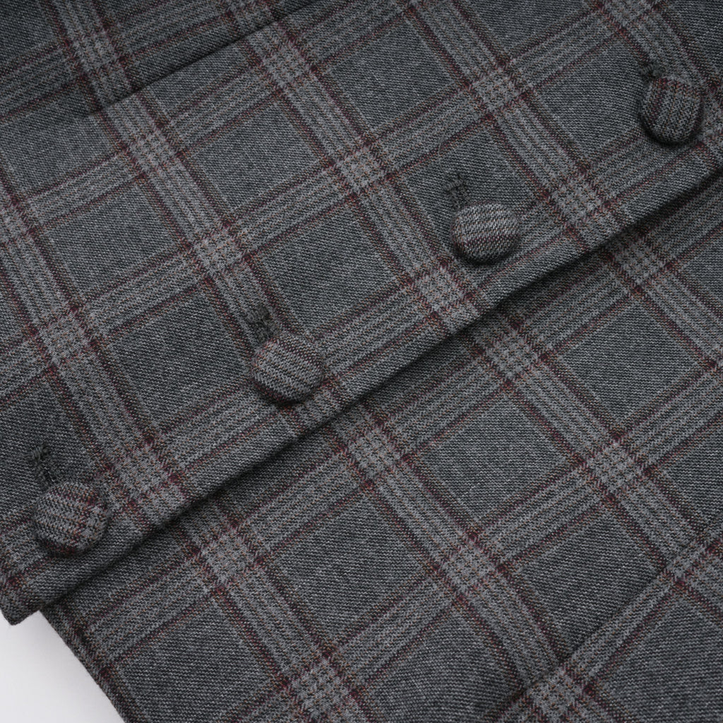 Conjunto de blazer y falda a cuadros gris con recortes de la marca Bridal, viste un estilo elegante y moderno.