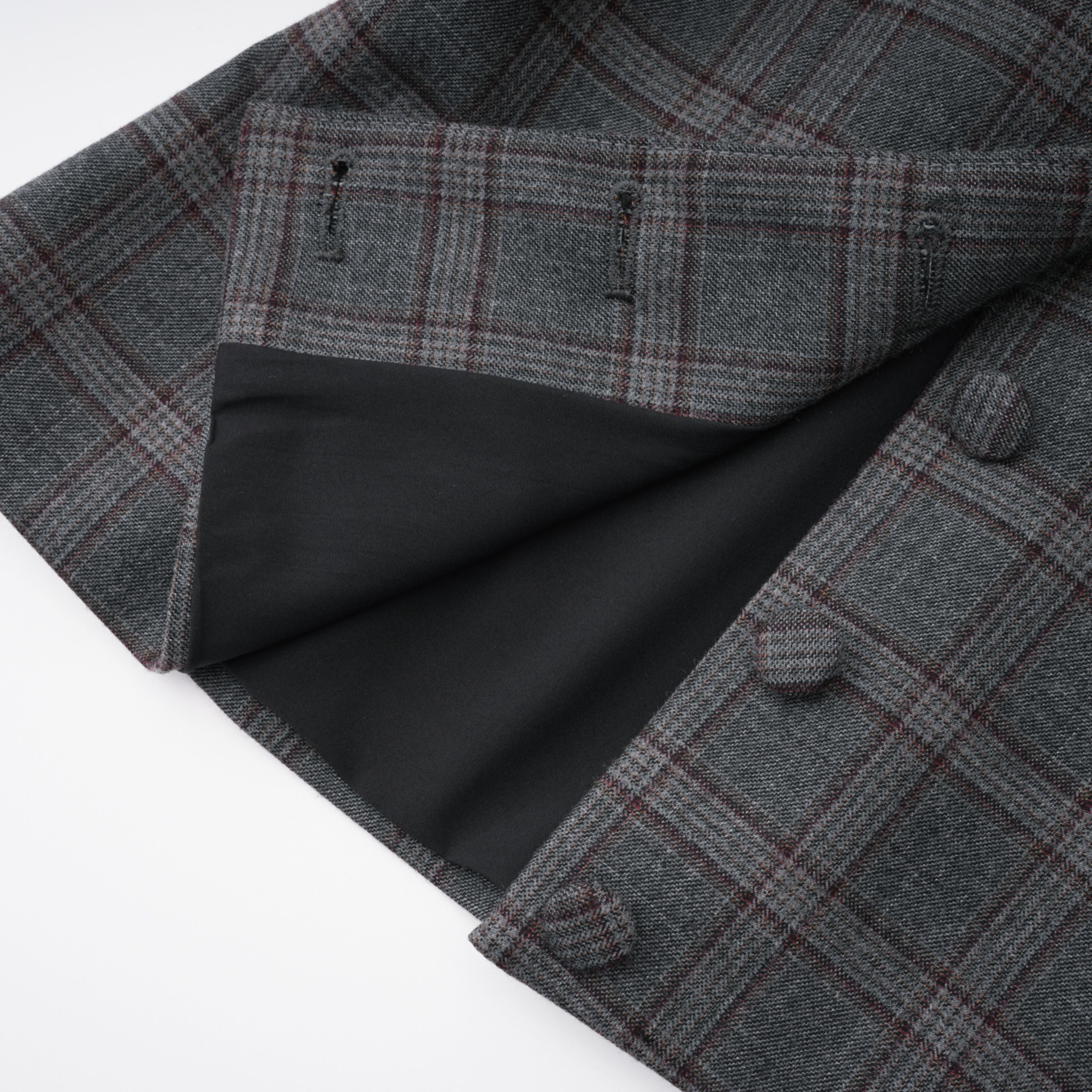 Conjunto de blazer y falda a cuadros en gris Serena de Final Sale, con detalles cortados y diseño elegante.