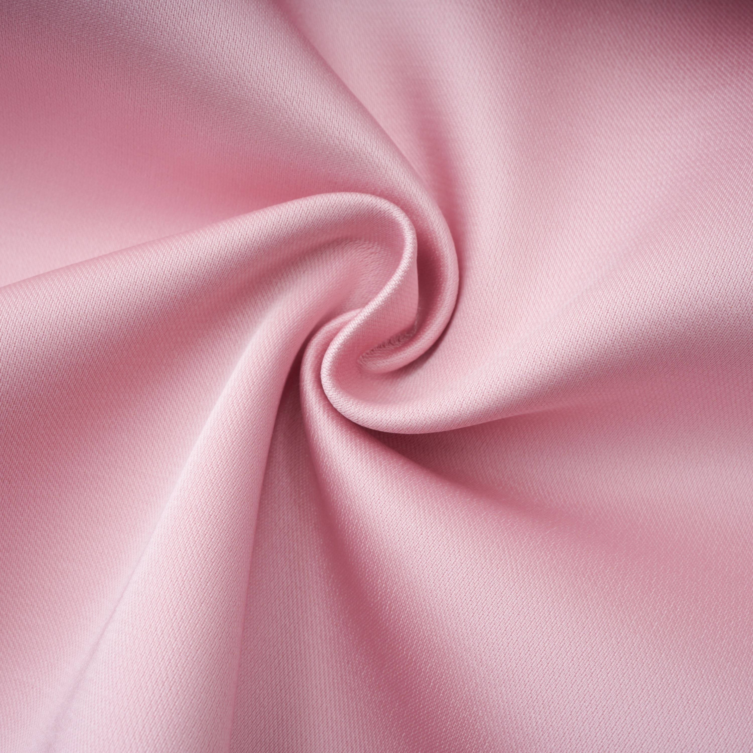 Conjunto de top capa rosa y falda de tul de la marca Bridal, con detalles elegantes y suaves en colores rosa y blanco.