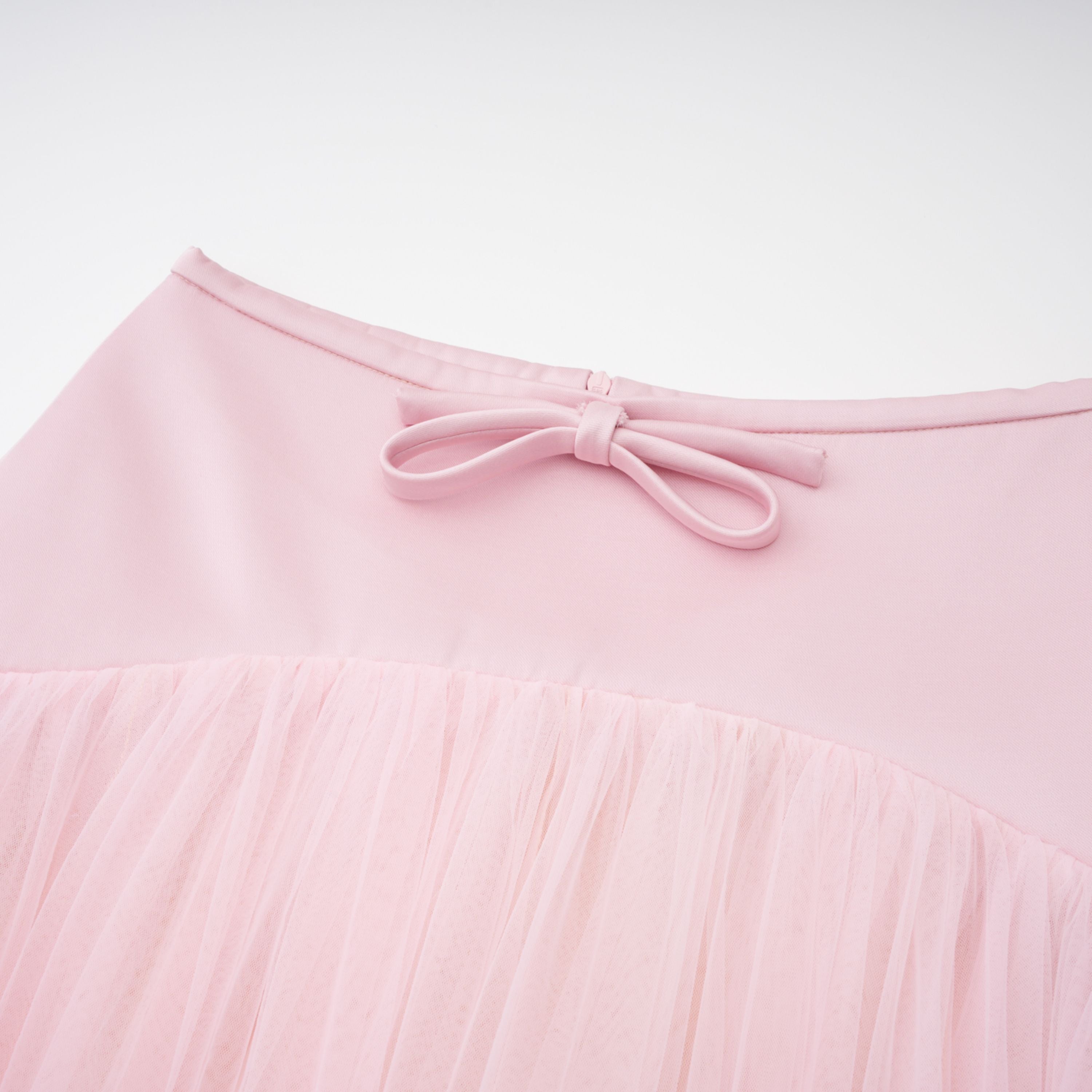 Conjunto de top capa rosa Clara de Bridal y falda de tul, mostrando el diseño elegante y delicado del vestido para novia.