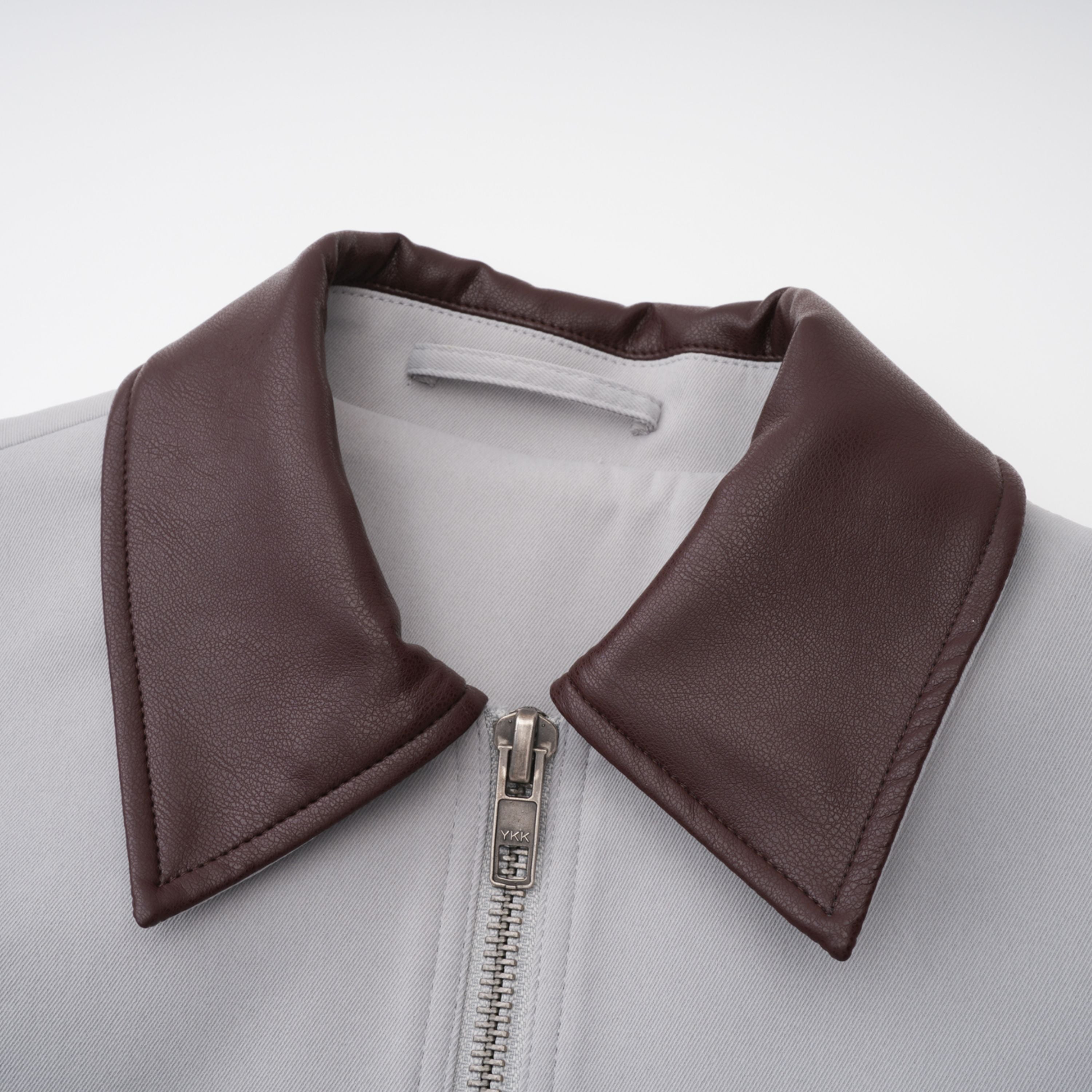 Chaqueta de caza Vilma en cuero gris de Bridal, con cuello ajustable y diseño elegante para actividades al aire libre.