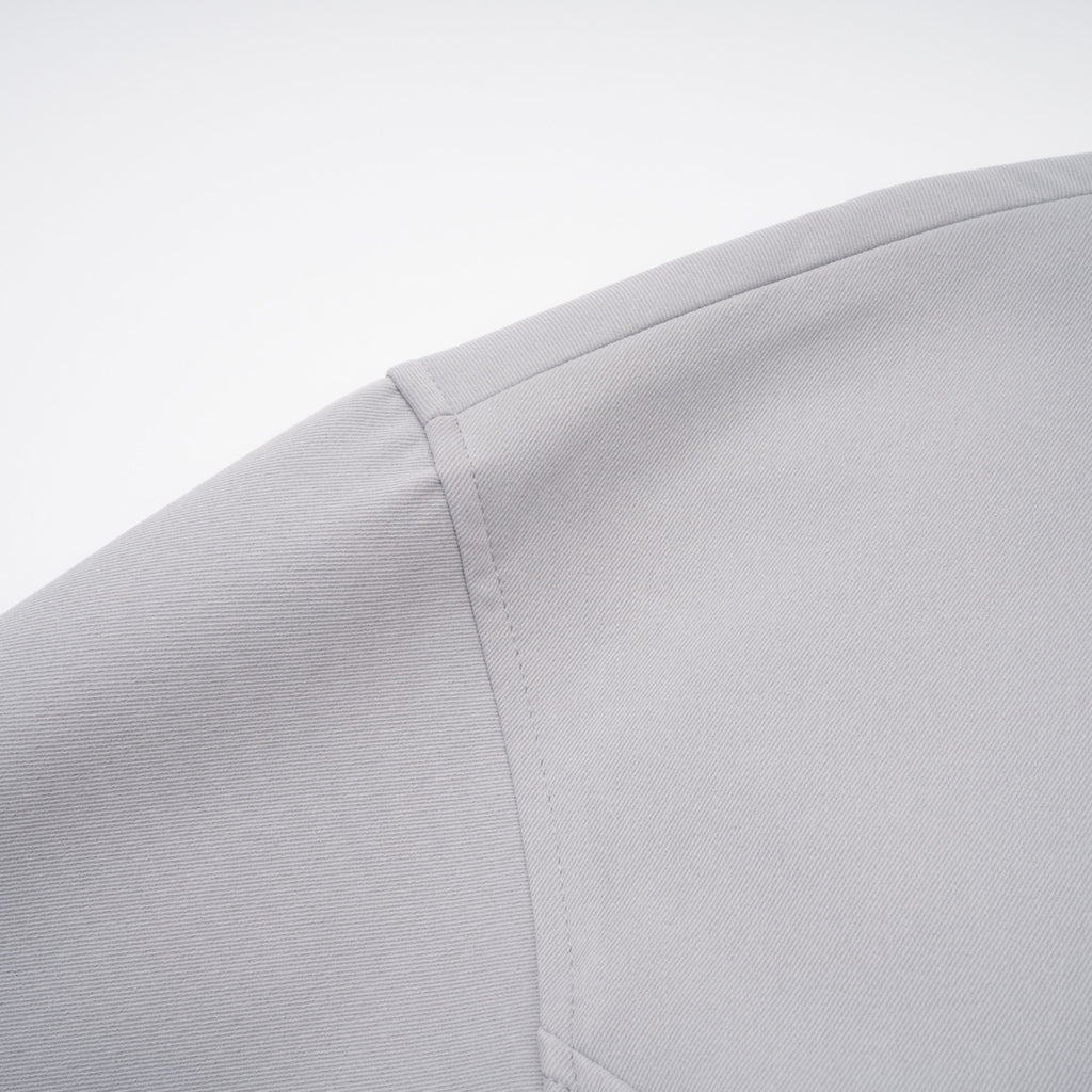 Chaqueta de caza gris Vilma de cuero de Bridal, con cuello ajustable y detalles de cuero en el diseño.