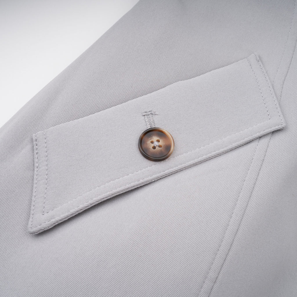 Chaqueta de caza Bridal Vilma en cuero gris con cuello, vista frontal, estilo elegante y resistente para actividades al aire libre.