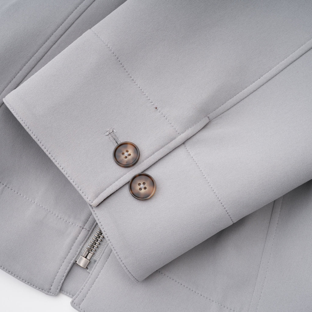 Chaqueta de caza Bridal Vilma en cuero gris con cuello ajustable y detalles resistentes para actividades al aire libre.