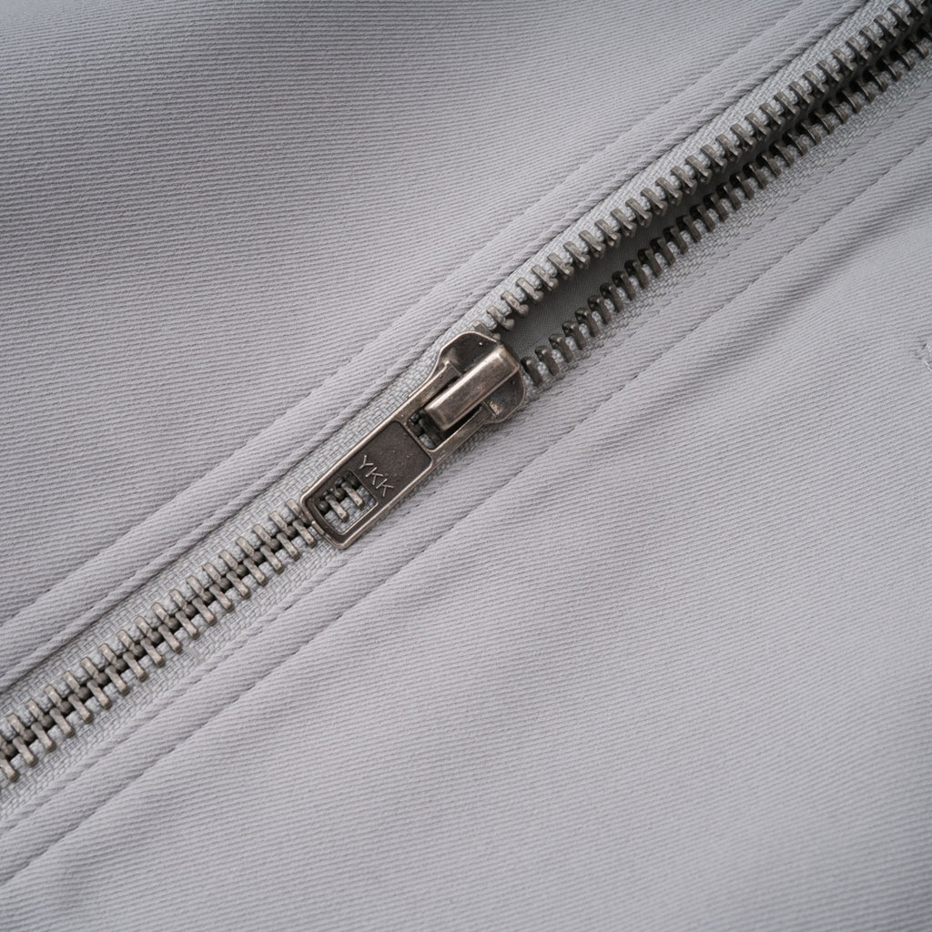 Chaqueta de caza gris de cuero Vilma de la marca Bridal, con cuello ajustado y estilo clásico para actividades al aire libre.