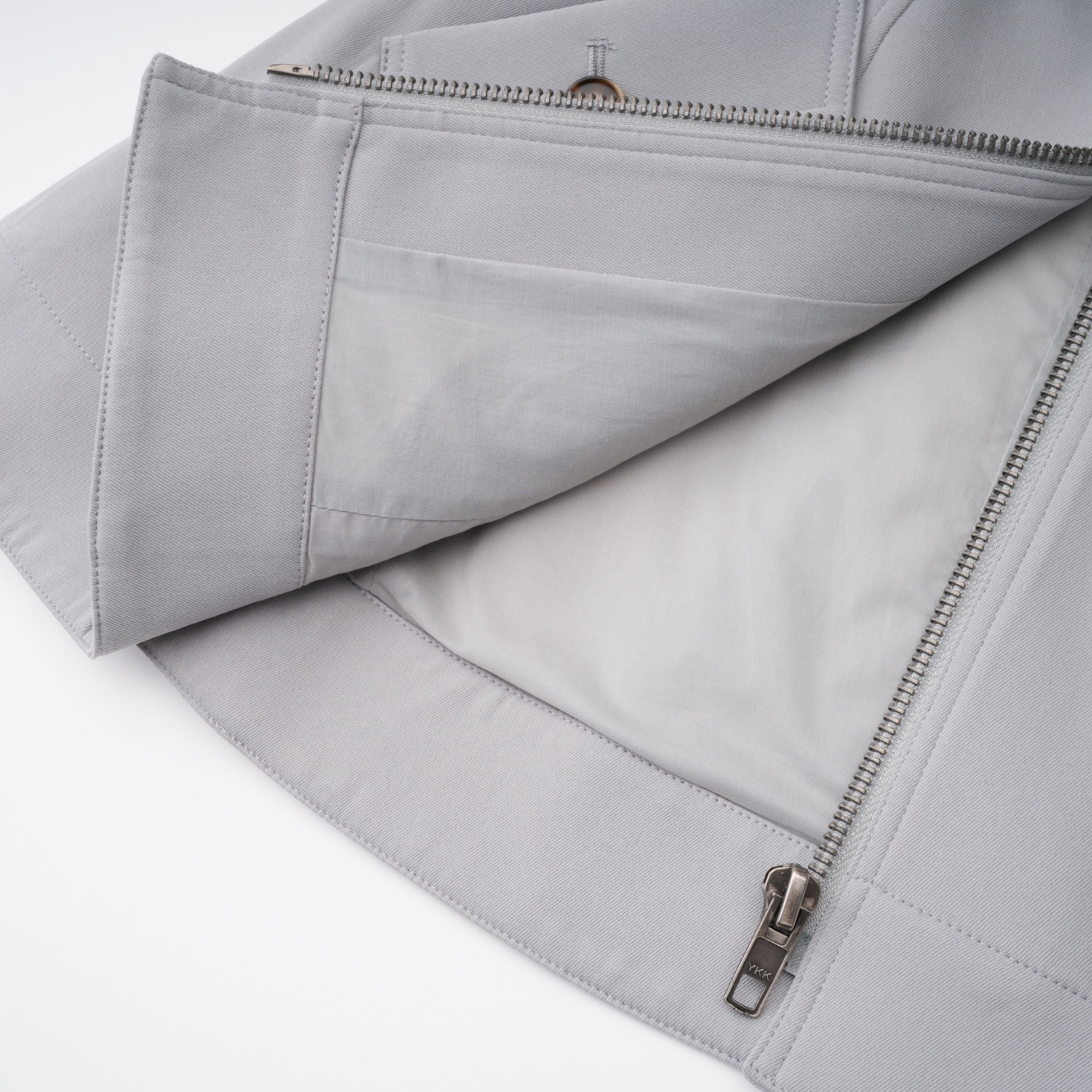 Chaqueta de caza Vilma en cuero gris de Bridal, vista frontal mostrando el diseño y detalles de la chaqueta de caza para mujer.