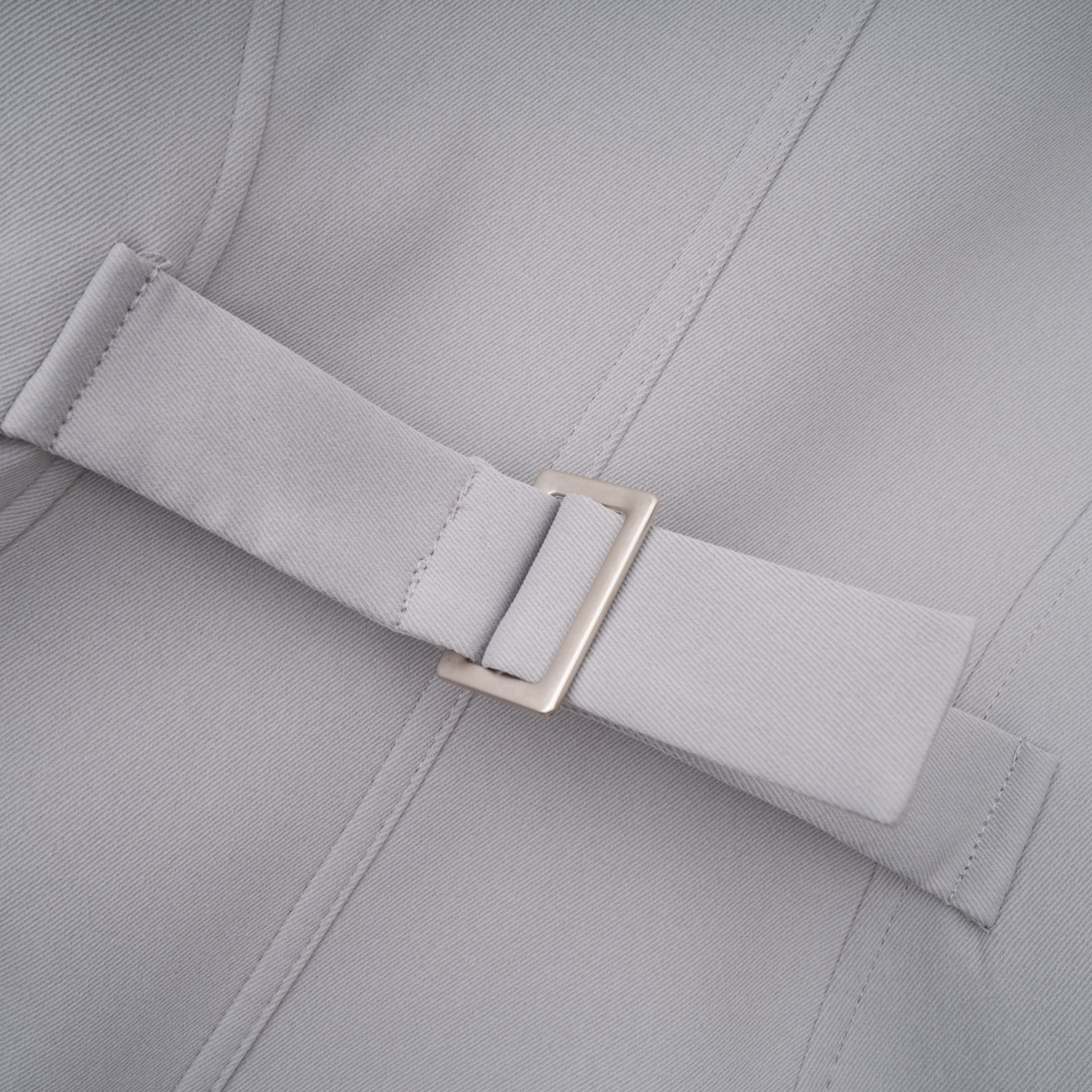 Cuello de cuero gris Vilma de la chaqueta de caza Bridal, vista frontal con detalles de costura y cierre.