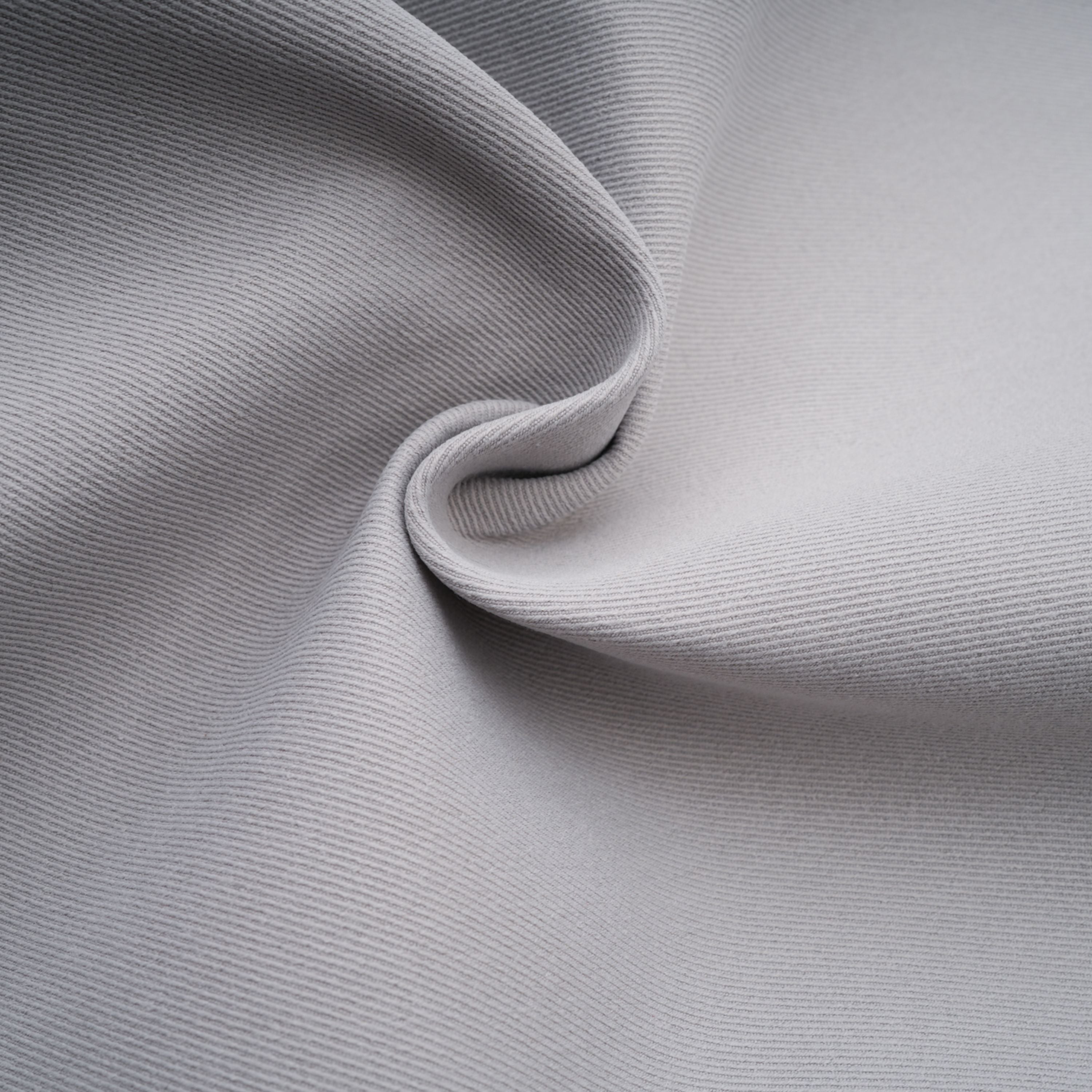 Chaqueta de caza gris en cuero Vilma de Bridal, con cuello de cuero y estilo elegante.