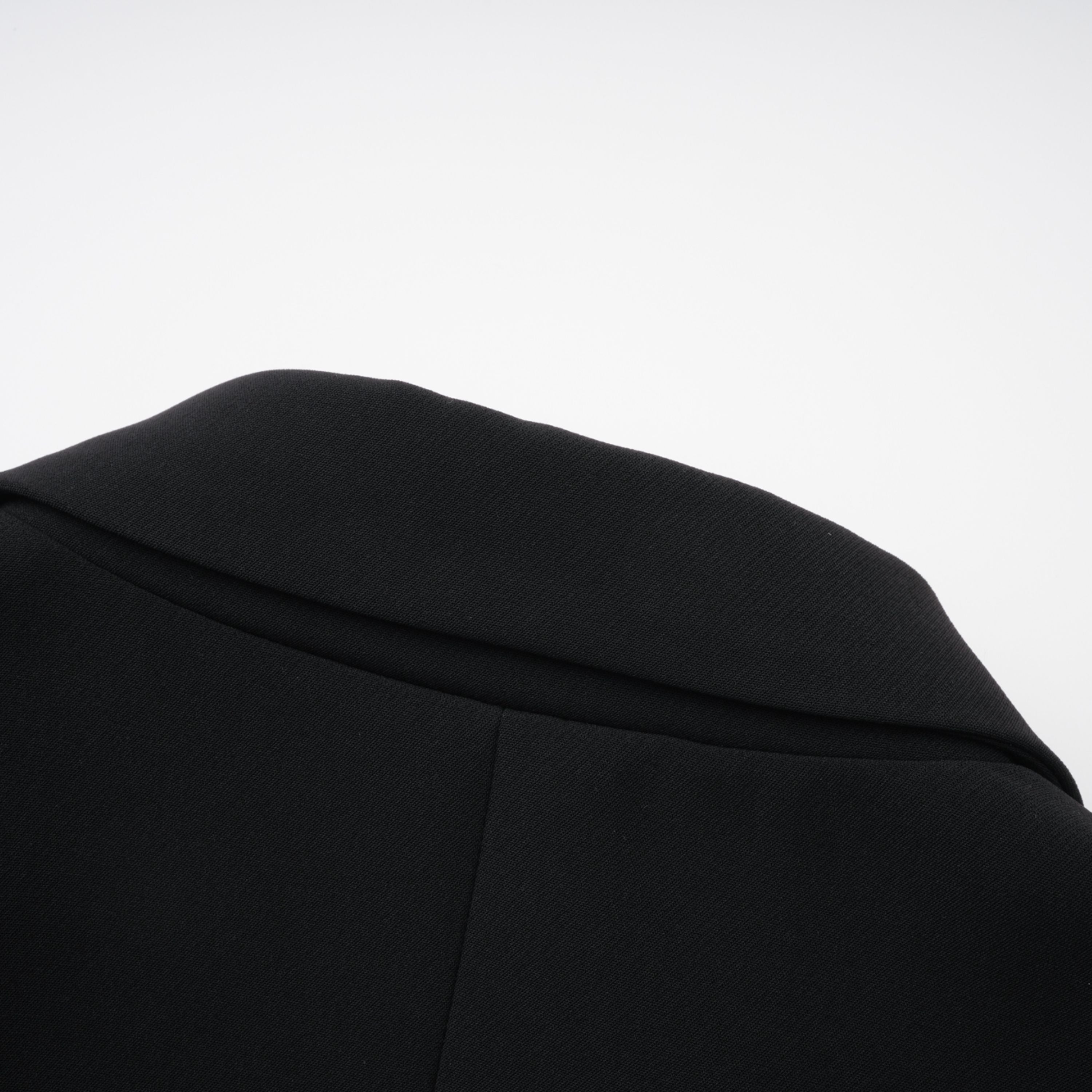 Blazer negro con paneles de encaje floral de Bridal, estilo elegante y sofisticado para ocasiones especiales.
