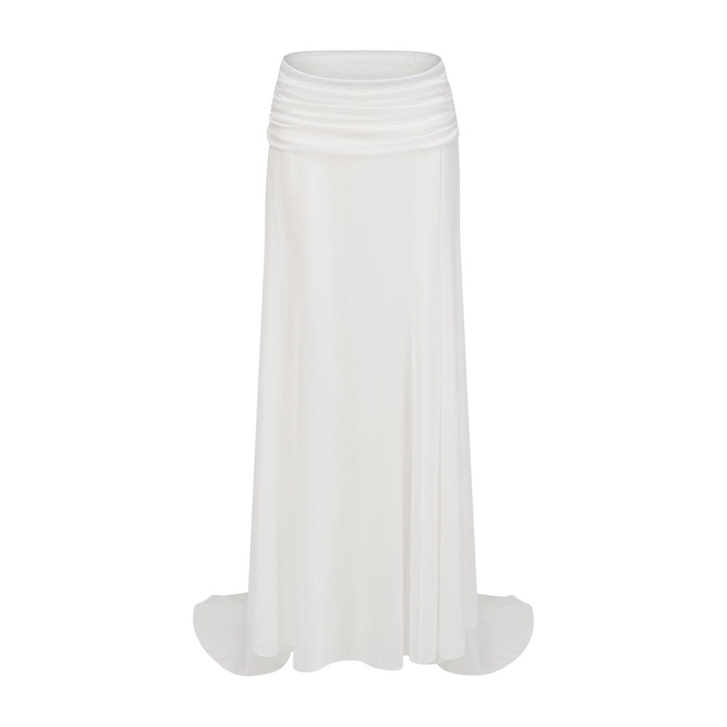 Conjunto de top blanco con cuello alto y abertura, y falda a juego de la marca Bridal, en una modelo con fondo neutro