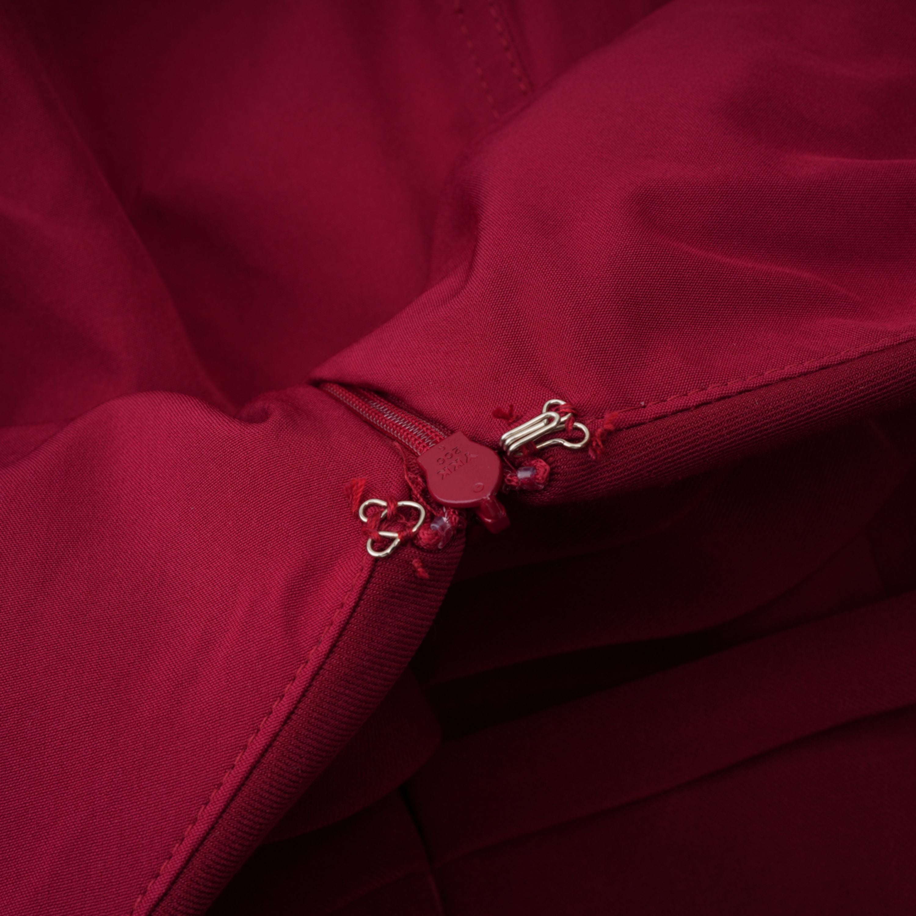 Vestido maxi Bridal rojo con detalles fruncidos y chal, estilo elegante y sofisticado para ocasiones especiales.