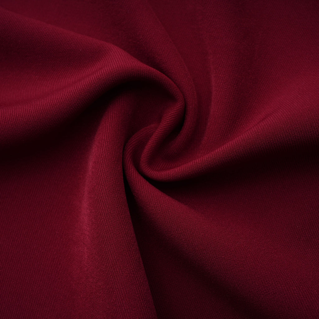 Vestido largo de novia color rojo con drapeado y detalles de chal en la parte superior, estilo maxi y elegante.